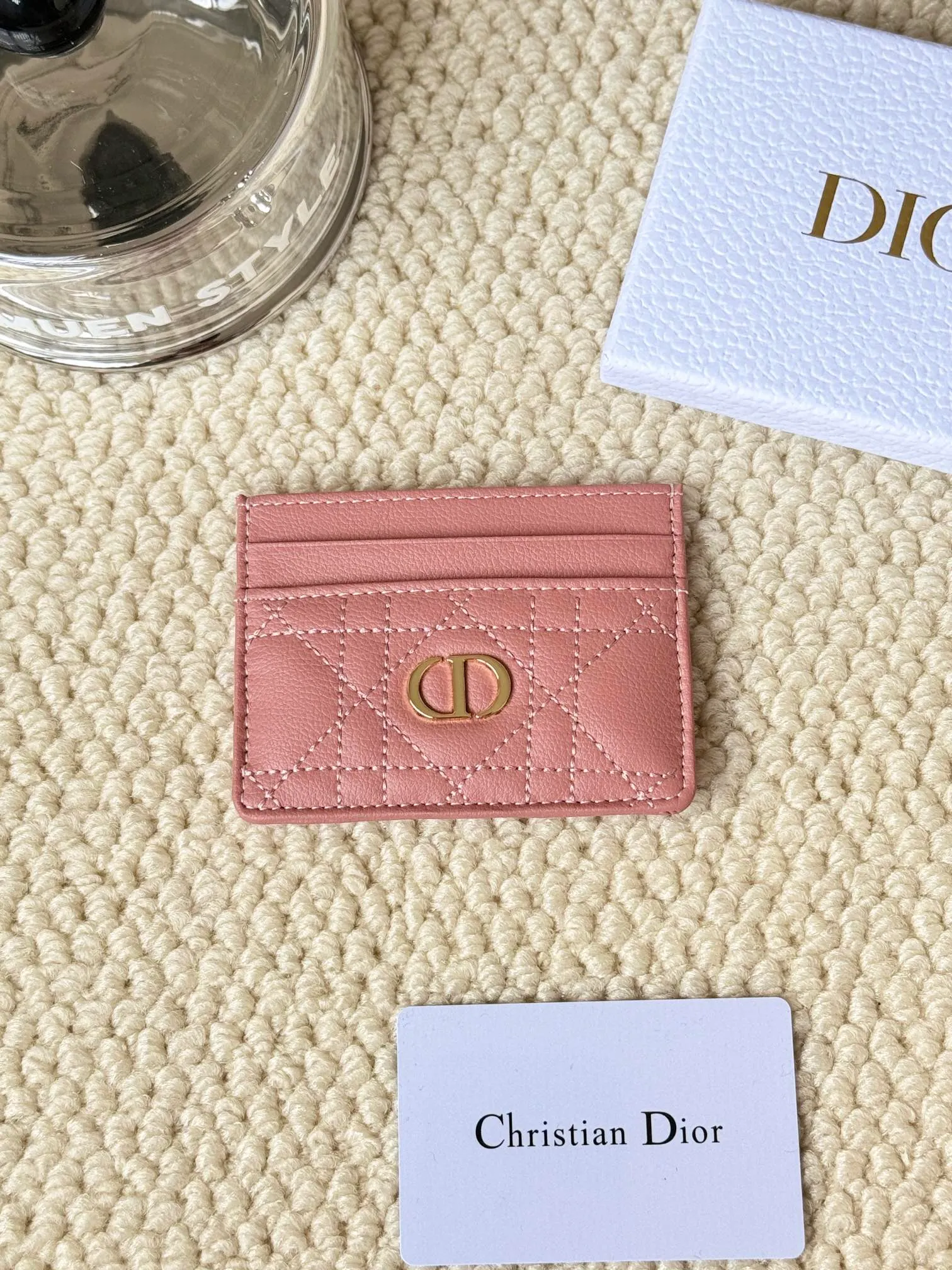 💰100 No.: S5130 Carefully crafted from soft cowhide, decorated with cannage pattern topstitching and embellished with the "CD" logo on the front. Elegant and sophisticated, it has five card slots and is suitable for various occasions. Size: 10.5*7.5cm Dior Caro five-compartment card holder is a new product this season, elegant and practical.