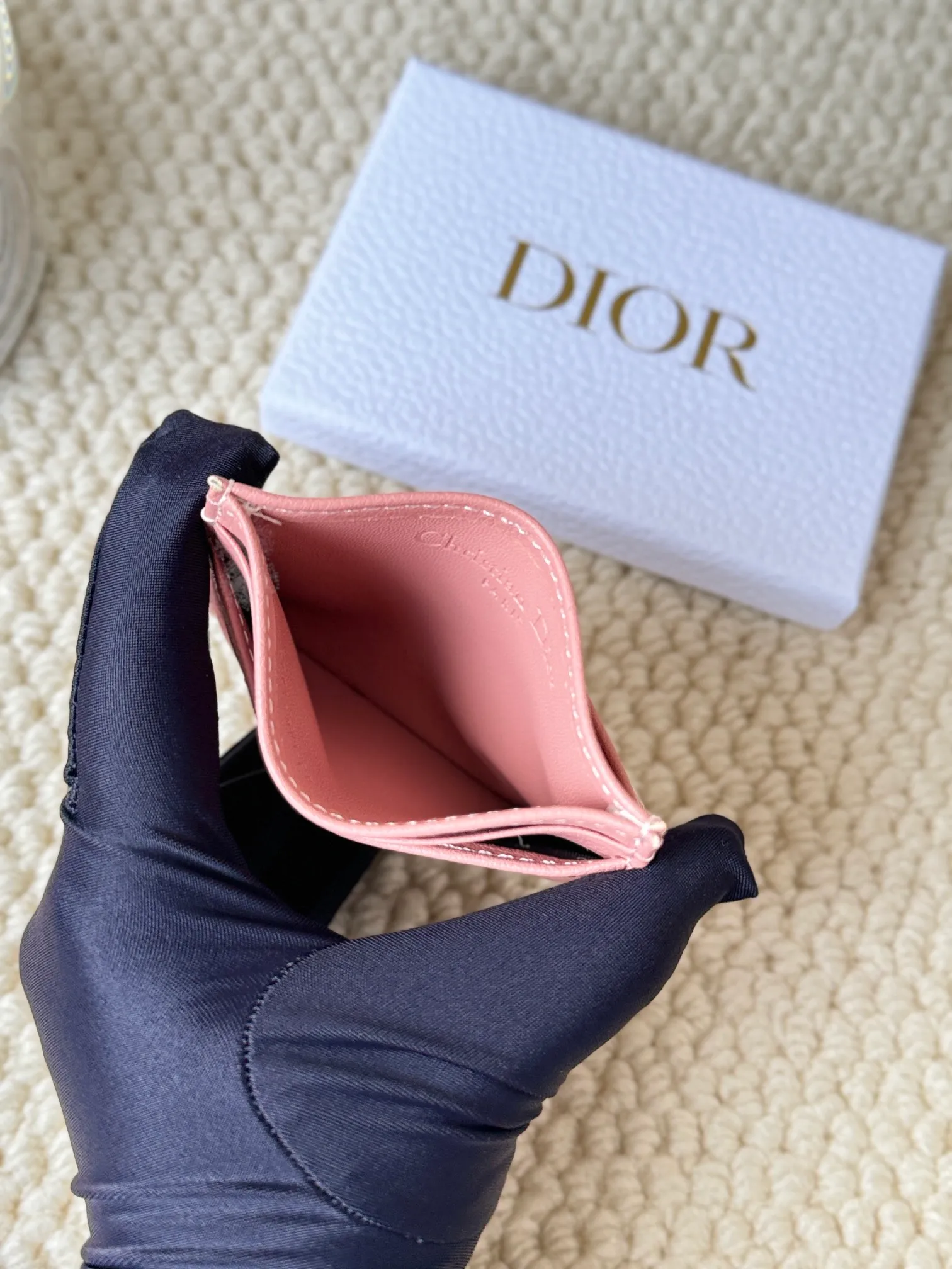 💰100 No.: S5130 Carefully crafted from soft cowhide, decorated with cannage pattern topstitching and embellished with the "CD" logo on the front. Elegant and sophisticated, it has five card slots and is suitable for various occasions. Size: 10.5*7.5cm Dior Caro five-compartment card holder is a new product this season, elegant and practical.