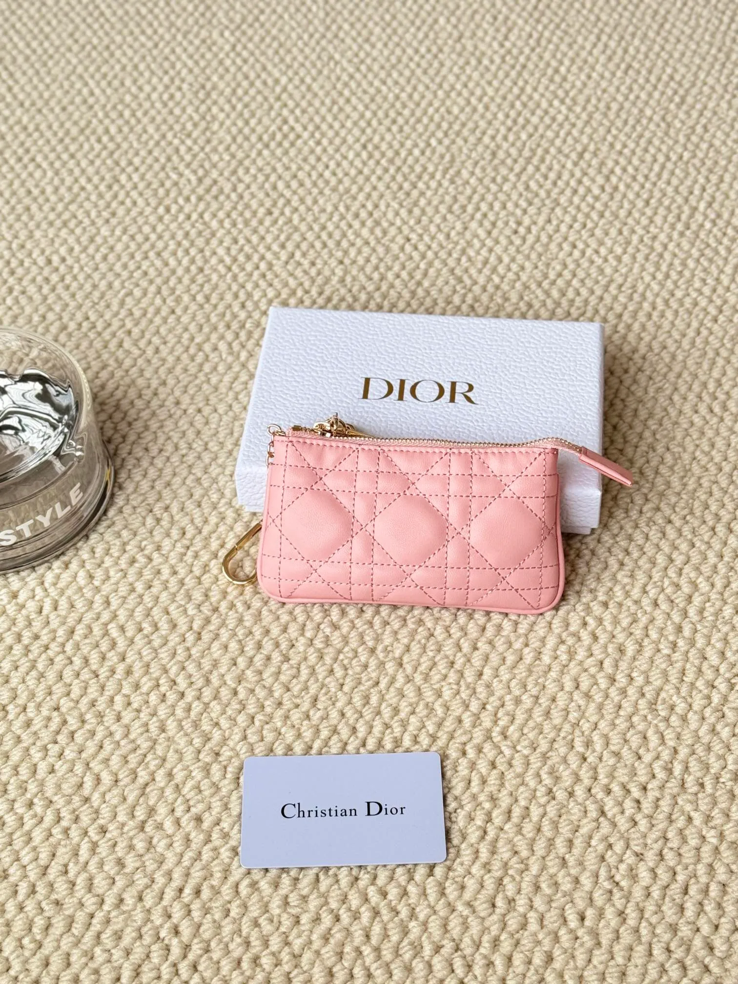 💰150 lambskin makes a zippered coin purse and key bag. Small, cute and mini. Size: 14.5*7.6cm Model: S0972UWHC_M30G This Dior Caro card holder is elegant and practical. Made of soft lambskin, carefully crafted and decorated with cannage pattern topstitching. Coin purse and key case 🔑 Compact and practical, unique and can store various daily necessities, suitable for various occasions.
