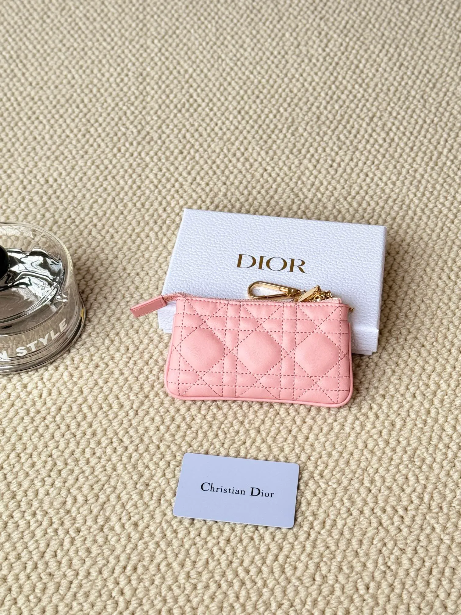 💰150 lambskin makes a zippered coin purse and key bag. Small, cute and mini. Size: 14.5*7.6cm Model: S0972UWHC_M30G This Dior Caro card holder is elegant and practical. Made of soft lambskin, carefully crafted and decorated with cannage pattern topstitching. Coin purse and key case 🔑 Compact and practical, unique and can store various daily necessities, suitable for various occasions.