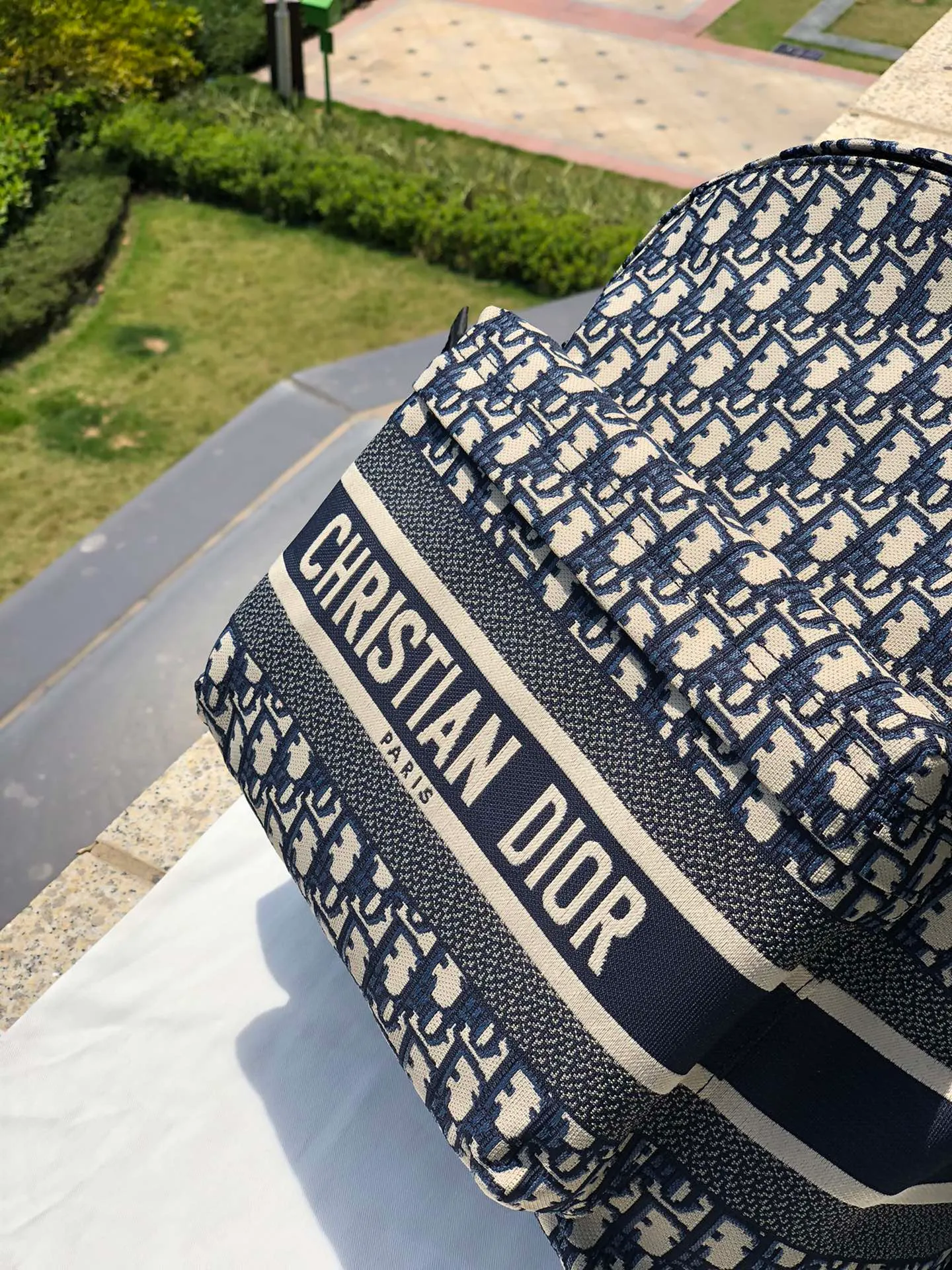 ❗️❗️❗️Free shipping with SF Express for year-end events❗️❗️❗️💰1560 Size: 35×41×15cm Dior overseas channel resources specialize in TRAVEL backpack ❗️TRAVEL presbyopic backpack, DIOR’s trave backpack integrates iconic details and practical elements. It is designed with a waterproof logo and the bag surface uses original DIOR Oblique technical canvas and displaying the "ChristianDior" signature on the front, zip pockets on the outside and inside complete the look of this casual fresh style. This bag is a classic presbyopia bag with a comfortable shoulder strap. It is a must-have for long-distance travel. The bag is also very light and will not tire you when you carry it. It is perfect even for daily use!