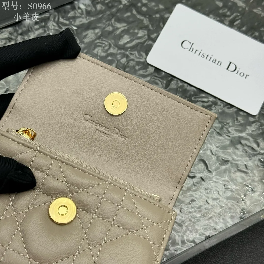 💰160 💎Top quality #Apricot color 💕𝑫𝒊𝒐𝒓Authentic product available at counters💌Full leather inside and outside. Comes with picture box. Exclusive real shot#Built-in small sachet💕 This My Dior Glycine wallet is compact, practical and unique. Crafted from rouge sheep leather, decorated with cannage pattern and decorated with a D.I.O.R. charm on the front to enhance the style. Elegant and refined, it can store a variety of daily necessities, is suitable for various occasions, and can be matched with other My Dior items. D.I.O.R. charm on the front 2 card slots 1 zipped compartment 1 spacious interior compartment Made in Italy Reference number: S0966. Size:11x7.5x2.5cm