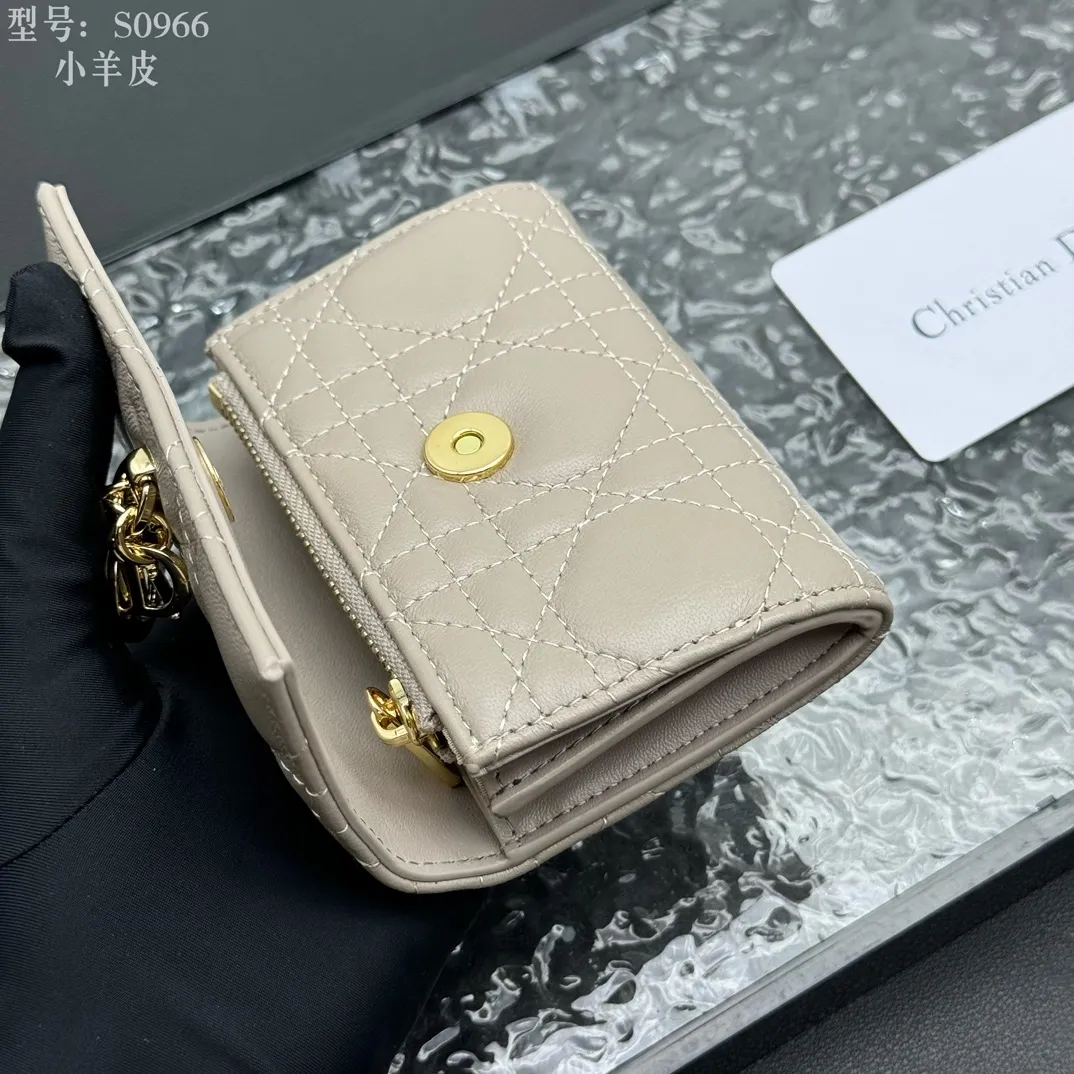 💰160 💎Top quality #Apricot color 💕𝑫𝒊𝒐𝒓Authentic product available at counters💌Full leather inside and outside. Comes with picture box. Exclusive real shot#Built-in small sachet💕 This My Dior Glycine wallet is compact, practical and unique. Crafted from rouge sheep leather, decorated with cannage pattern and decorated with a D.I.O.R. charm on the front to enhance the style. Elegant and refined, it can store a variety of daily necessities, is suitable for various occasions, and can be matched with other My Dior items. D.I.O.R. charm on the front 2 card slots 1 zipped compartment 1 spacious interior compartment Made in Italy Reference number: S0966. Size:11x7.5x2.5cm