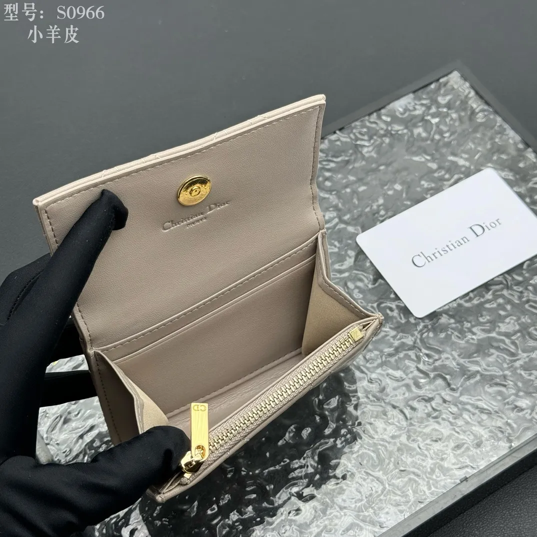 💰160 💎Top quality #Apricot color 💕𝑫𝒊𝒐𝒓Authentic product available at counters💌Full leather inside and outside. Comes with picture box. Exclusive real shot#Built-in small sachet💕 This My Dior Glycine wallet is compact, practical and unique. Crafted from rouge sheep leather, decorated with cannage pattern and decorated with a D.I.O.R. charm on the front to enhance the style. Elegant and refined, it can store a variety of daily necessities, is suitable for various occasions, and can be matched with other My Dior items. D.I.O.R. charm on the front 2 card slots 1 zipped compartment 1 spacious interior compartment Made in Italy Reference number: S0966. Size:11x7.5x2.5cm