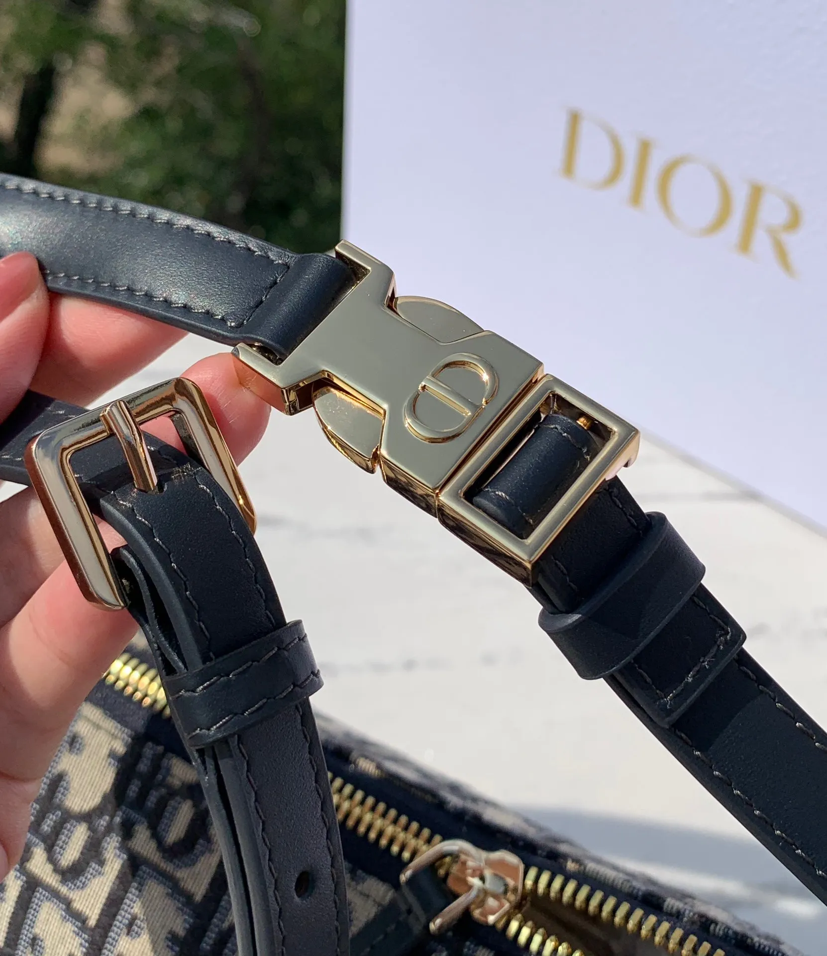 ❗️❗️❗️Free shipping with SF Express for year-end event❗️❗️❗️💰1500 Size: 22×13×9.5cm The latest DIOR Nomad lunch box bag (with shoulder strap), another heavy recommendation! Lunch box bags have become very popular in recent years🔥Whoever uses them is so cute. They are made of retro presbyopic canvas and will not deform when kneaded at will. They come with a long shoulder strap that can be freely detached. This bag cabinet is also a hard-to-find bag. It can be carried all year round, so don’t think about it and just buy it!