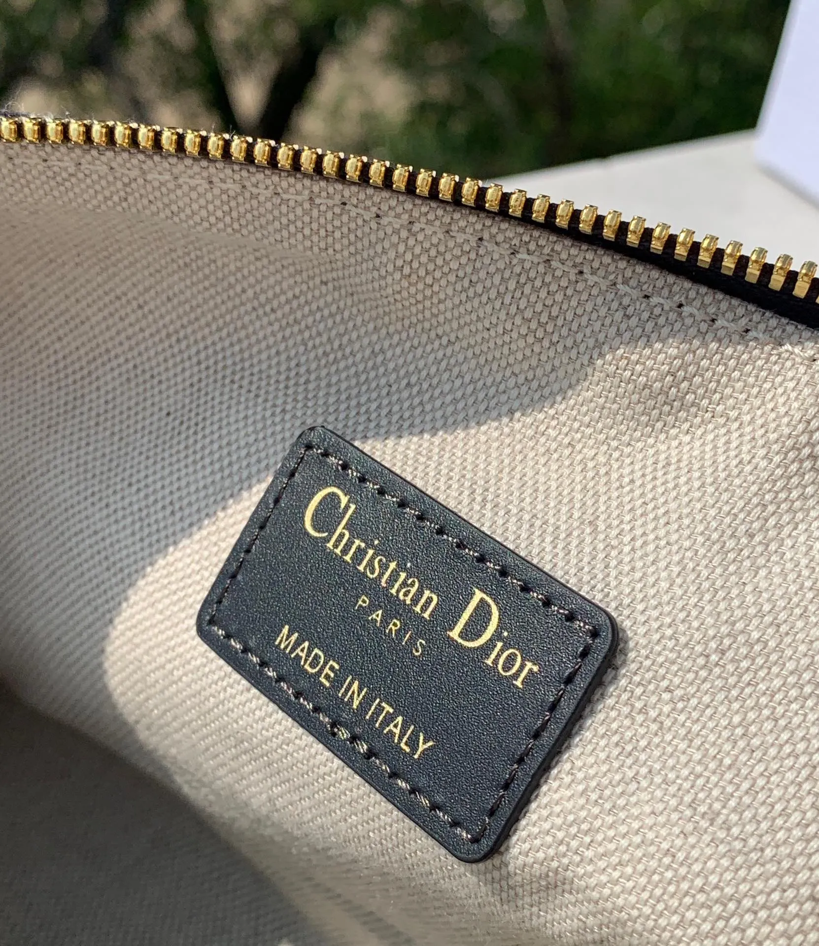 ❗️❗️❗️Free shipping with SF Express for year-end event❗️❗️❗️💰1500 Size: 22×13×9.5cm The latest DIOR Nomad lunch box bag (with shoulder strap), another heavy recommendation! Lunch box bags have become very popular in recent years🔥Whoever uses them is so cute. They are made of retro presbyopic canvas and will not deform when kneaded at will. They come with a long shoulder strap that can be freely detached. This bag cabinet is also a hard-to-find bag. It can be carried all year round, so don’t think about it and just buy it!