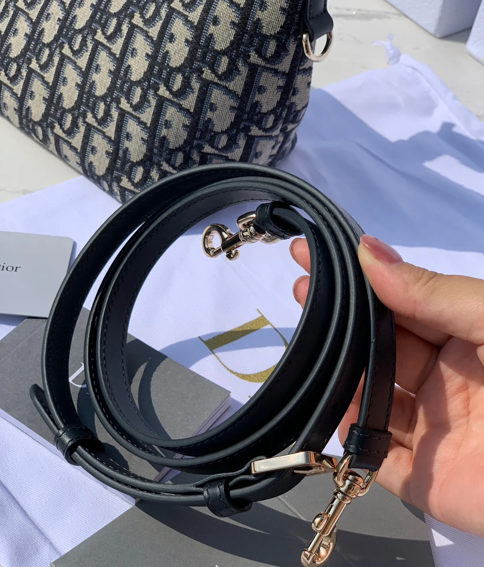 ❗️❗️❗️Free shipping with SF Express for year-end event❗️❗️❗️💰1500 Size: 22×13×9.5cm The latest DIOR Nomad lunch box bag (with shoulder strap), another heavy recommendation! Lunch box bags have become very popular in recent years🔥Whoever uses them is so cute. They are made of retro presbyopic canvas and will not deform when kneaded at will. They come with a long shoulder strap that can be freely detached. This bag cabinet is also a hard-to-find bag. It can be carried all year round, so don’t think about it and just buy it!