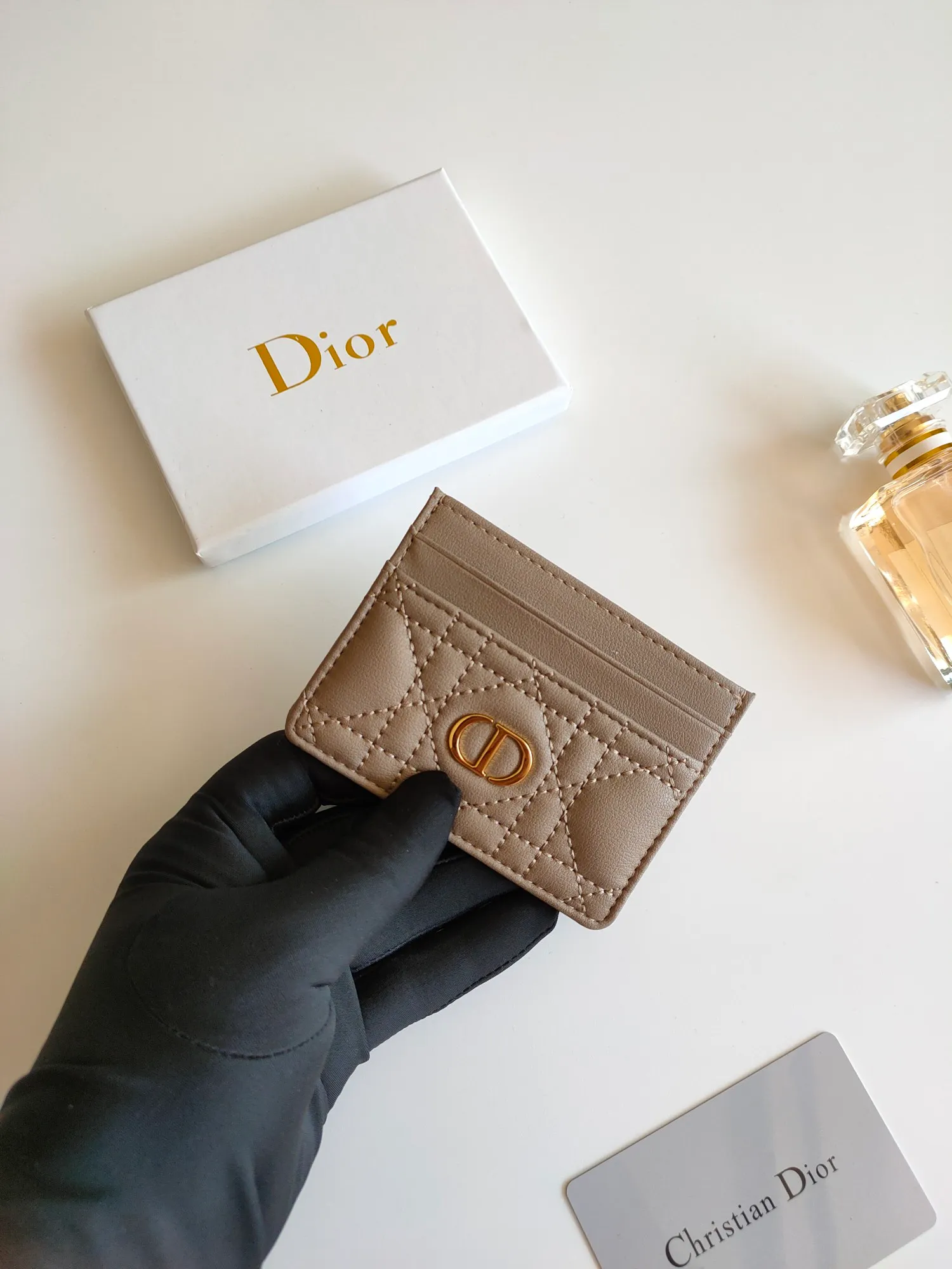 ￥90😍The Dior Caro five-compartment card holder is a new product this season, elegant and practical. Style number: S5130. Carefully crafted from soft cowhide, decorated with cannage pattern topstitching and embellished with the "CD" logo on the front. Elegant and sophisticated, it has five card slots and is suitable for various occasions. Size:10.5*7.5cm