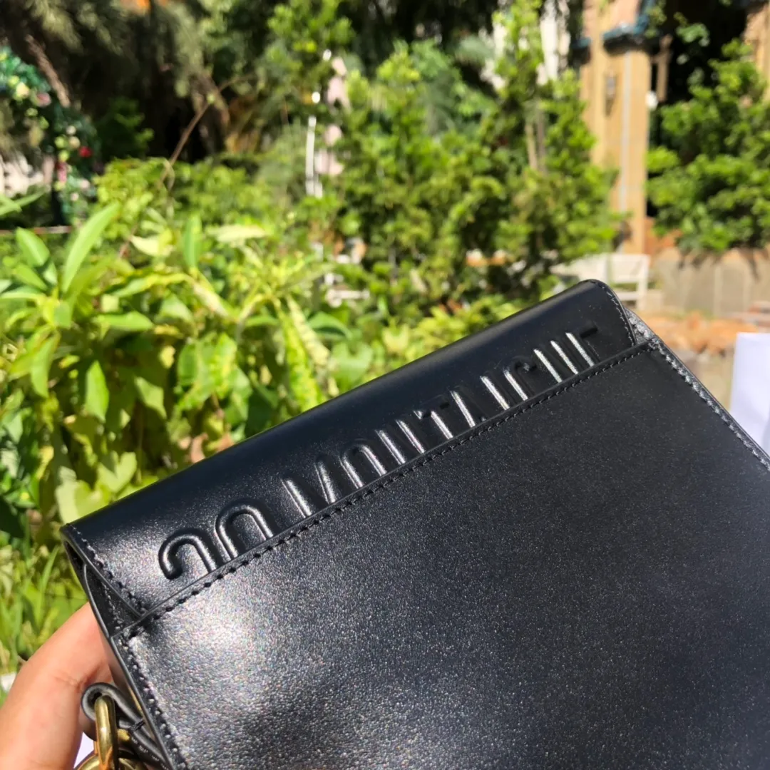 Top upgraded version 💰1700 Small size: 18×14×5cm Dior overseas channels! Dior Saddle Bag😘This Dior Bobby handbag is a shoulder bag style, showing elegant silhouette and coordinated proportions. This small bag is crafted from glossy black calfskin and accented with antiqued gold hardware for added style. The interior is designed with suede leather, which is soft and rich in texture. With a detachable and adjustable shoulder strap embellished with a military-style buckle, it can be worn on the shoulder, cross-body or handheld.
