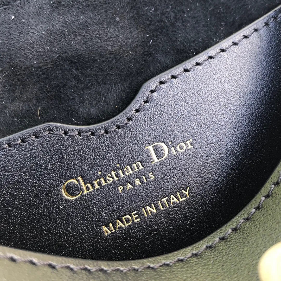 Top upgraded version 💰1700 Small size: 18×14×5cm Dior overseas channels! Dior Saddle Bag😘This Dior Bobby handbag is a shoulder bag style, showing elegant silhouette and coordinated proportions. This small bag is crafted from glossy black calfskin and accented with antiqued gold hardware for added style. The interior is designed with suede leather, which is soft and rich in texture. With a detachable and adjustable shoulder strap embellished with a military-style buckle, it can be worn on the shoulder, cross-body or handheld.