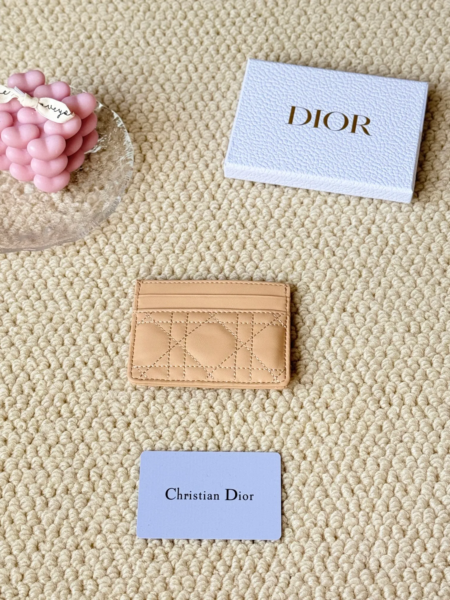 💰100 dior card cd card holder New style CD with a mini pearl on the front No.: S3103 Carefully made of soft cowhide, decorated with cannage pattern topstitching, embellished with "CD" ➕ pearl embellishment logo on the front. Elegant and sophisticated, it has five card slots and is suitable for various occasions. Size: 10.5*7.5cm Dior Caro five-compartment card holder is a new product this season, elegant and practical.
