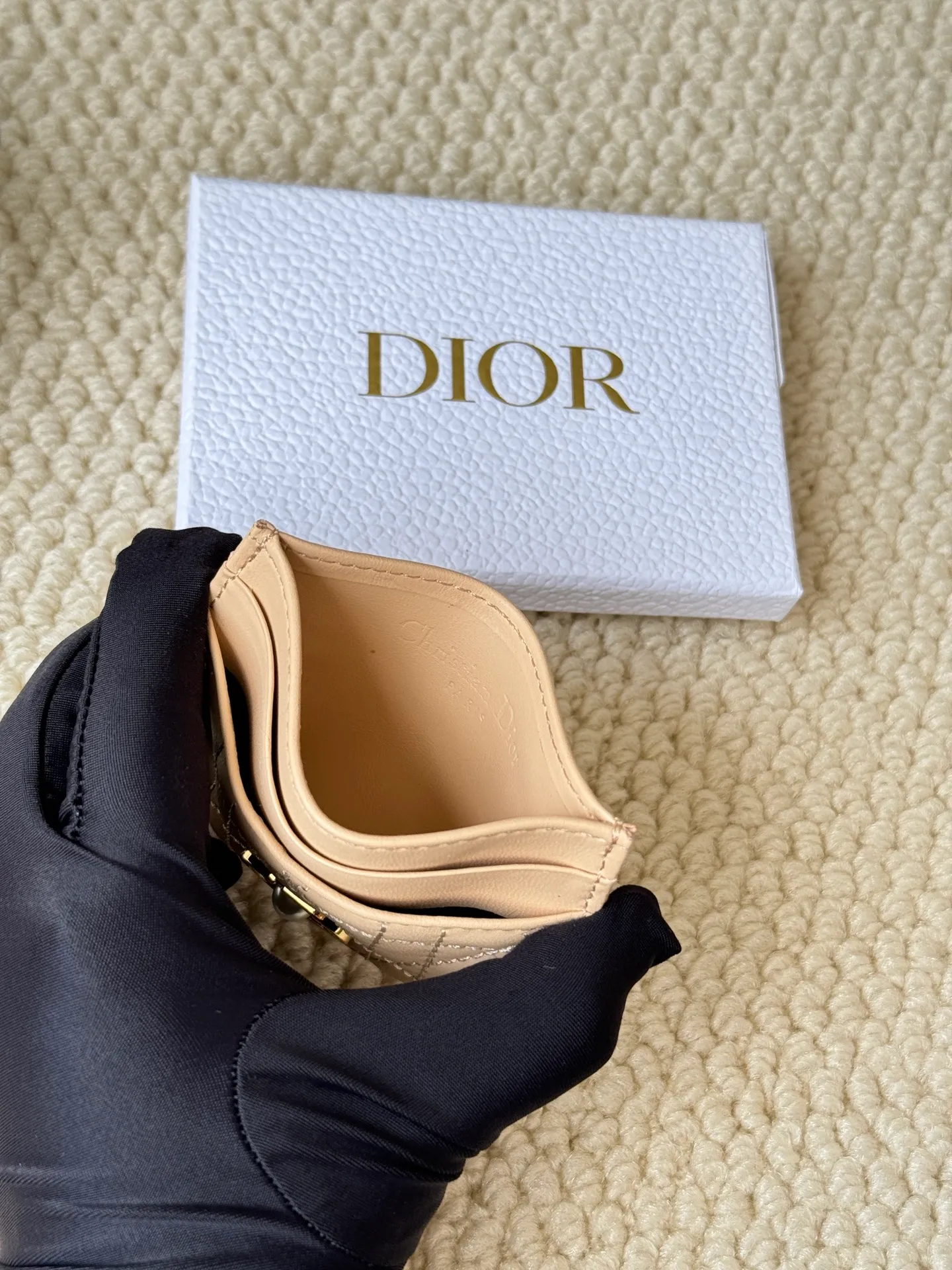 💰100 dior card cd card holder New style CD with a mini pearl on the front No.: S3103 Carefully made of soft cowhide, decorated with cannage pattern topstitching, embellished with "CD" ➕ pearl embellishment logo on the front. Elegant and sophisticated, it has five card slots and is suitable for various occasions. Size: 10.5*7.5cm Dior Caro five-compartment card holder is a new product this season, elegant and practical.
