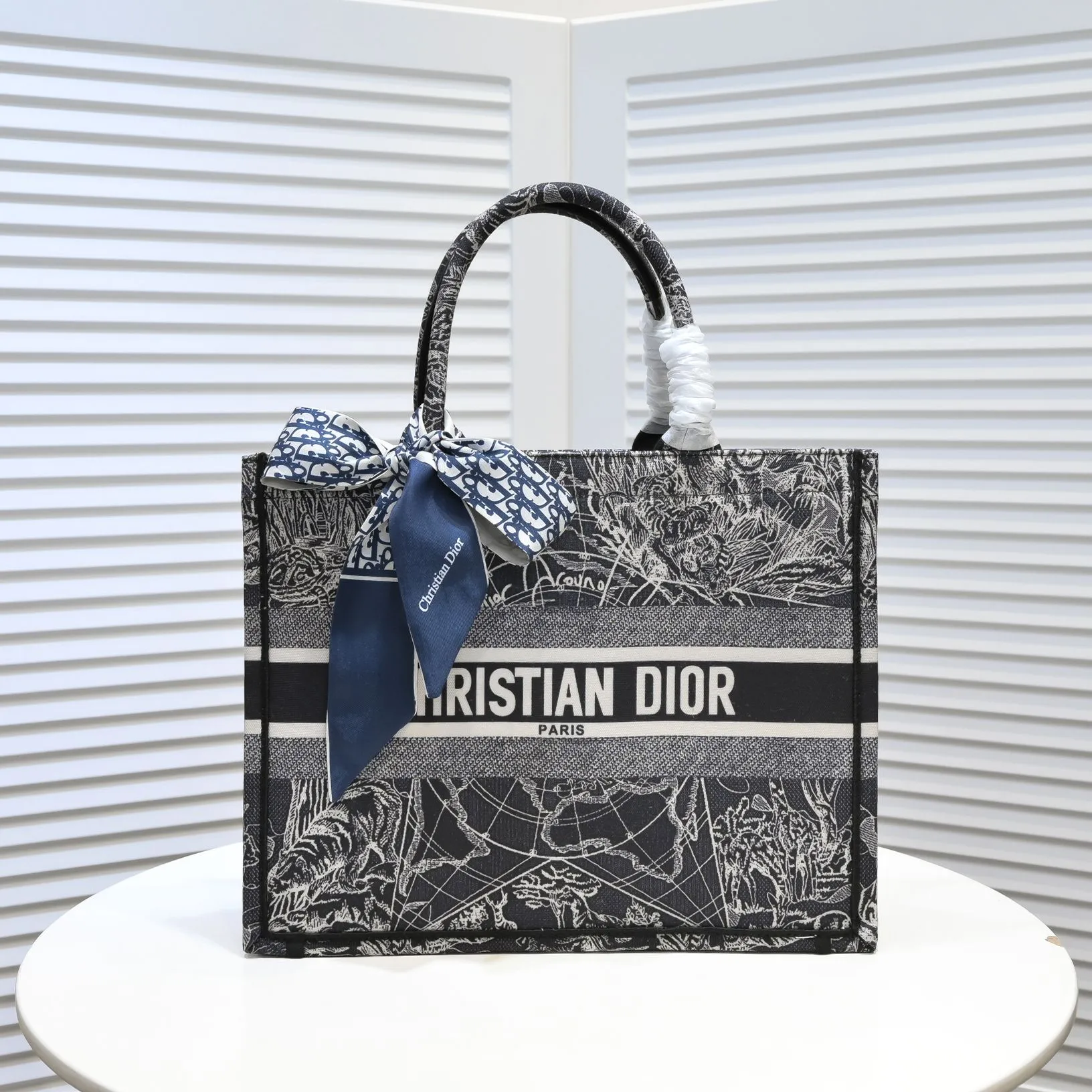💰340￥Small size with silk scarf and overlock🔜Dior new shopping bag at Dior counter! Counters are updated simultaneously! Limited edition of the same style as the stars! Super stylish! Imported fabric👍high-end quality! Model: 8034 Size: 36*27*16cm