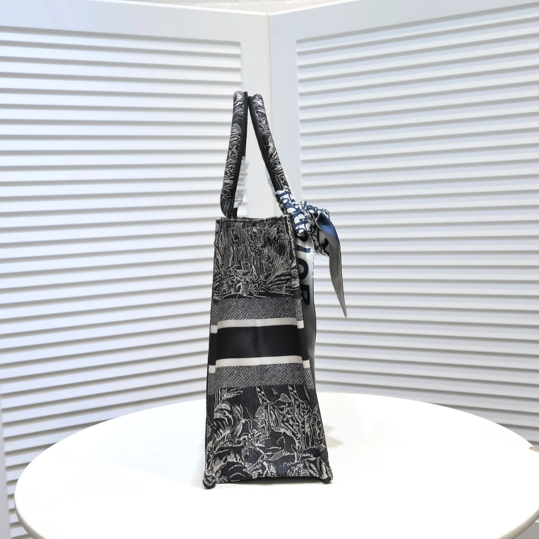 💰340￥Small size with silk scarf and overlock🔜Dior new shopping bag at Dior counter! Counters are updated simultaneously! Limited edition of the same style as the stars! Super stylish! Imported fabric👍high-end quality! Model: 8034 Size: 36*27*16cm