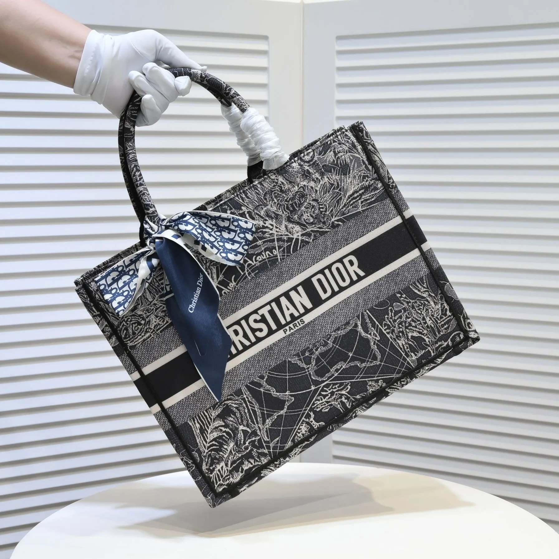 💰340￥Small size with silk scarf and overlock🔜Dior new shopping bag at Dior counter! Counters are updated simultaneously! Limited edition of the same style as the stars! Super stylish! Imported fabric👍high-end quality! Model: 8034 Size: 36*27*16cm