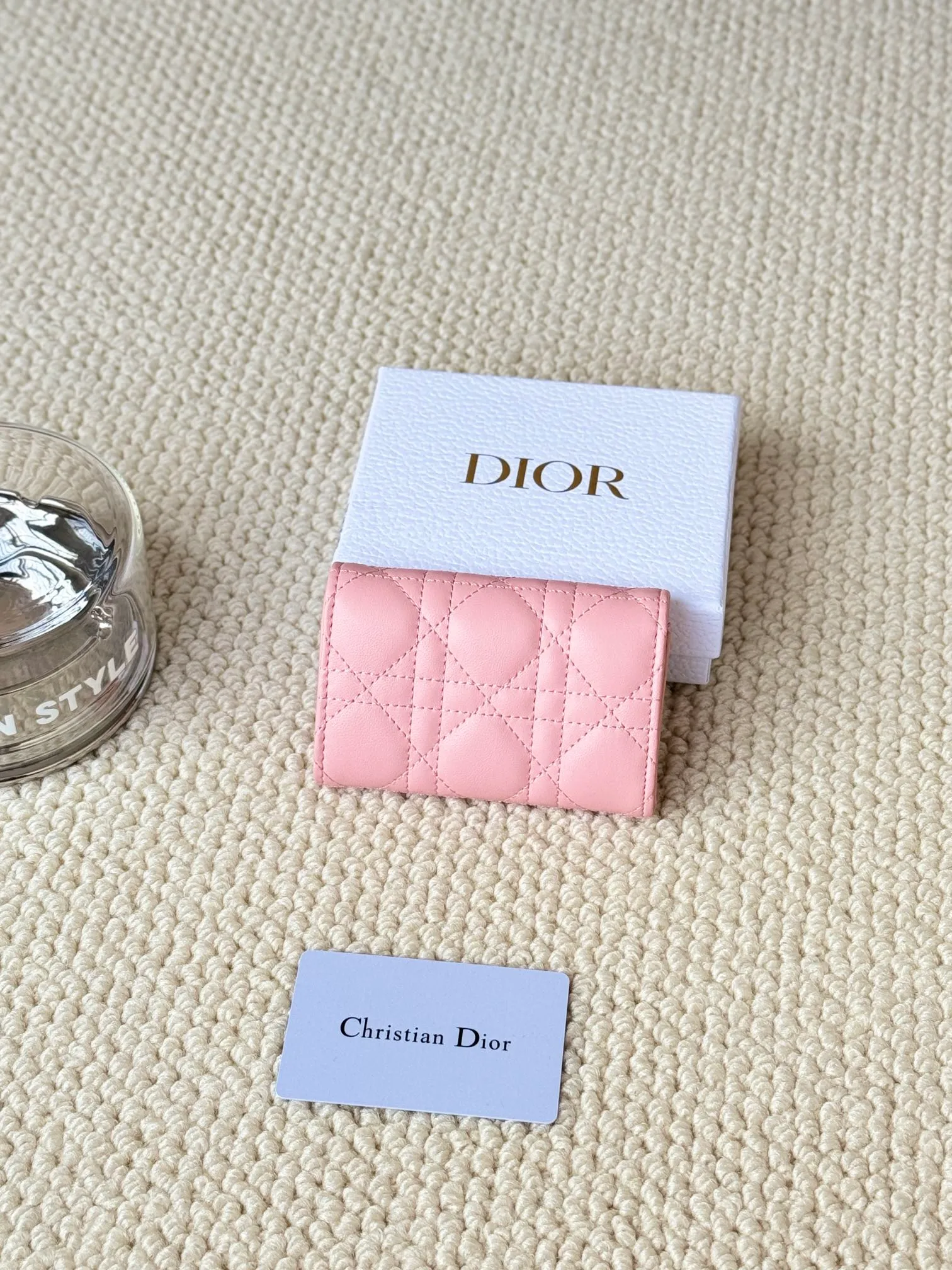 💰160 No.: S0966ONMJ_M413 Size: 11x7.5x2.5cm This My Dior Glycine wallet is compact, practical and unique. Crafted from blush pink sheepskin, it is decorated with a cannage pattern and features a D.I.O.R. charm on the front to enhance the style. Elegant and refined, it can store a variety of daily necessities, is suitable for various occasions, and can be matched with other My Dior items. Front D.I.O.R. charm 2 card slots 1 zipped compartment 1 spacious interior compartment Made in Italy