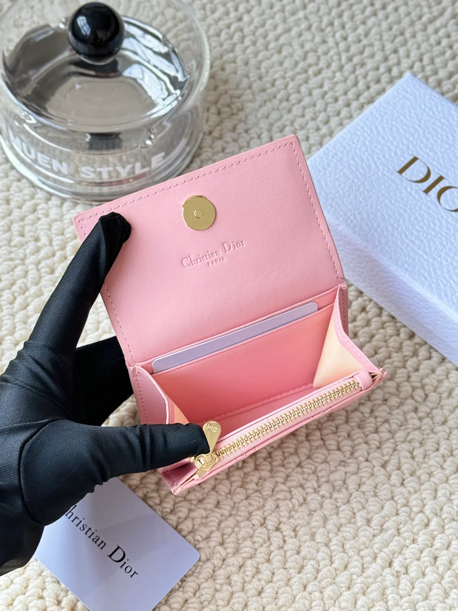 💰160 No.: S0966ONMJ_M413 Size: 11x7.5x2.5cm This My Dior Glycine wallet is compact, practical and unique. Crafted from blush pink sheepskin, it is decorated with a cannage pattern and features a D.I.O.R. charm on the front to enhance the style. Elegant and refined, it can store a variety of daily necessities, is suitable for various occasions, and can be matched with other My Dior items. Front D.I.O.R. charm 2 card slots 1 zipped compartment 1 spacious interior compartment Made in Italy