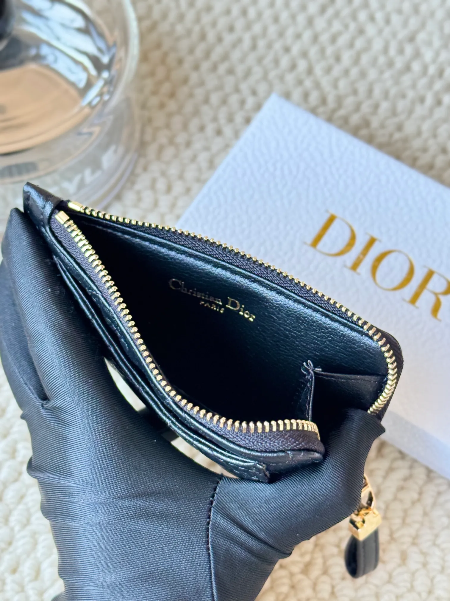 💰150Lady Dior card holder. Sand color wallet bought to fit into a waste bag. L-shaped opening, seven-zipper card holder. No.: S5131. There are too many front patch pockets to hold cards. The banknotes need to be folded at 40% off. It can hold 30% off but it has a zipper. The size is 13.5*8.5*1.5 cm. The Dior card holder meets my various needs. Compared with other styles, it is thin, compact and has a large capacity. There is no conspicuous big LOGO, it will not scratch when placed in the bag, and it is relatively low-key and classic. There is a special place for access control cards, so you don’t need to mix them with bank cards. When I used to swipe access control cards, I couldn’t swipe them because there were too many cards, so I had to take out the access control cards separately. There is a zipper, so you don't have to worry about putting important things out, and the zipper is half-open, so it's more convenient to put things in and take things out than having only one side.