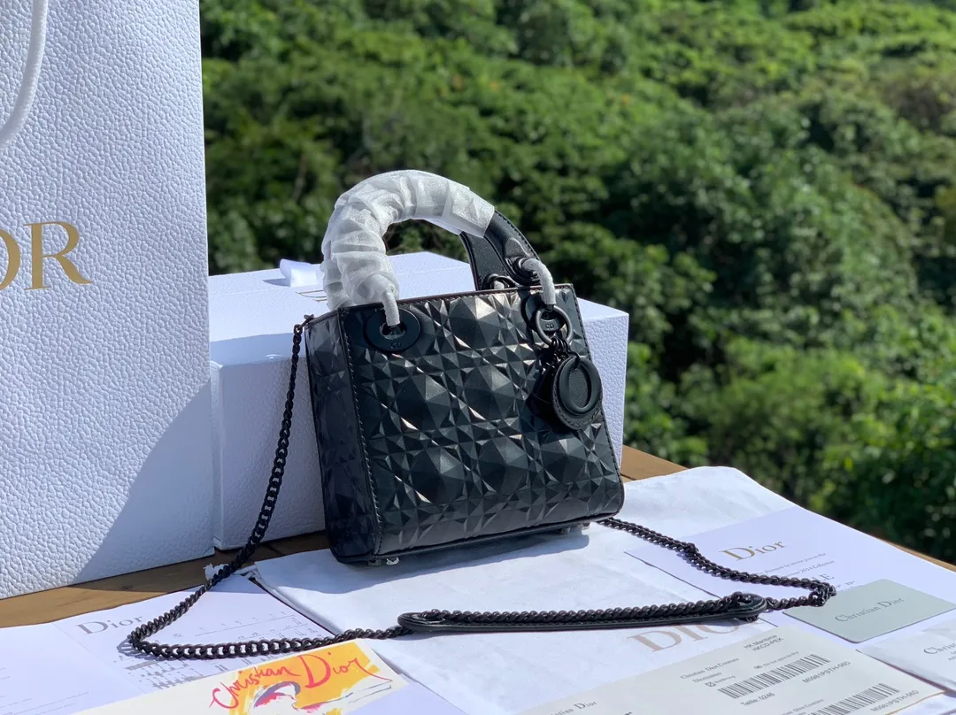 Top upgraded version 💰1800 Size 17-15-7cm Dior’s new model is so beautiful, the three-lattice mini diamond pattern Princess Diana bag is still the original exclusive channel. The first surprise is that I am used to seeing the gentle and charming old model Diana, but I didn’t expect that it can also have a cool side! The rhombus is cut like a diamond, and although it is matte, it still has a kind of look. The illusion of bulingbuling belongs to the salty or sweet series, and the upper body is really beautiful. Isn’t it luxurious and low-key?