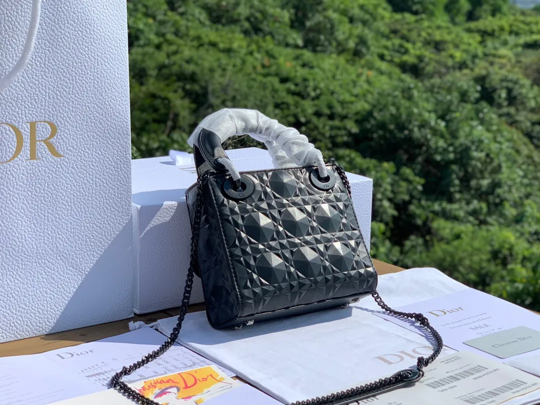 Top upgraded version 💰1800 Size 17-15-7cm Dior’s new model is so beautiful, the three-lattice mini diamond pattern Princess Diana bag is still the original exclusive channel. The first surprise is that I am used to seeing the gentle and charming old model Diana, but I didn’t expect that it can also have a cool side! The rhombus is cut like a diamond, and although it is matte, it still has a kind of look. The illusion of bulingbuling belongs to the salty or sweet series, and the upper body is really beautiful. Isn’t it luxurious and low-key?