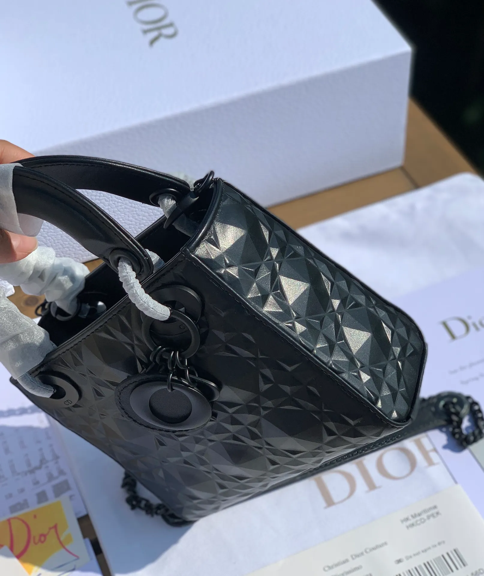 Top upgraded version 💰1800 Size 17-15-7cm Dior’s new model is so beautiful, the three-lattice mini diamond pattern Princess Diana bag is still the original exclusive channel. The first surprise is that I am used to seeing the gentle and charming old model Diana, but I didn’t expect that it can also have a cool side! The rhombus is cut like a diamond, and although it is matte, it still has a kind of look. The illusion of bulingbuling belongs to the salty or sweet series, and the upper body is really beautiful. Isn’t it luxurious and low-key?