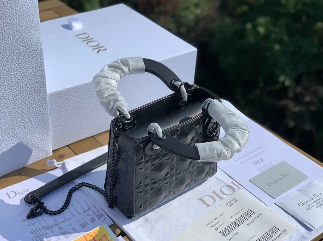 Top upgraded version 💰1800 Size 17-15-7cm Dior’s new model is so beautiful, the three-lattice mini diamond pattern Princess Diana bag is still the original exclusive channel. The first surprise is that I am used to seeing the gentle and charming old model Diana, but I didn’t expect that it can also have a cool side! The rhombus is cut like a diamond, and although it is matte, it still has a kind of look. The illusion of bulingbuling belongs to the salty or sweet series, and the upper body is really beautiful. Isn’t it luxurious and low-key?