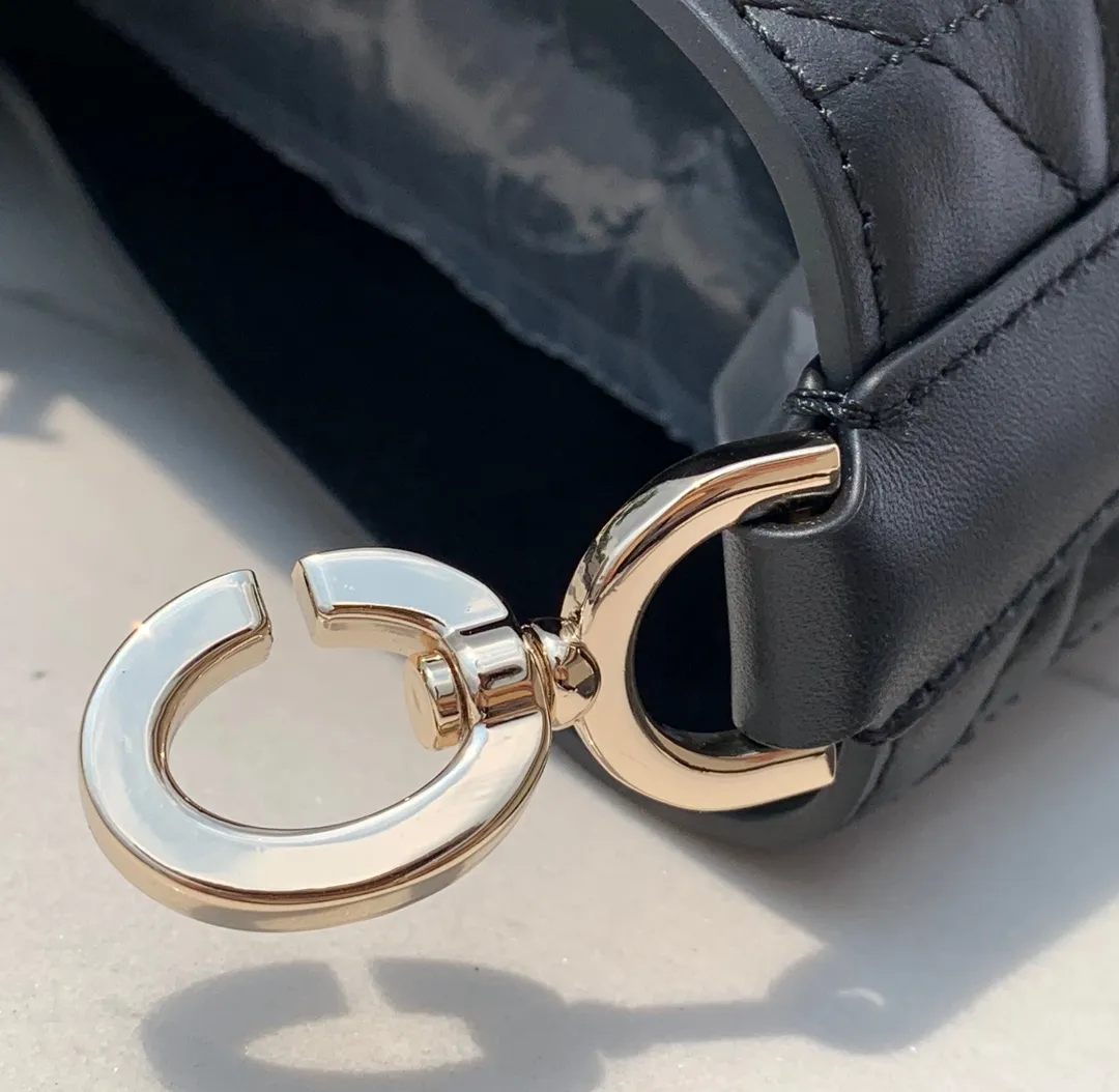 ❗️❗️❗️Free shipping with SF Express for year-end events❗️❗️❗️ 💰2000 Size: 28.5×21.5×19cm Hong Kong channel order! The medium-sized black DIOR Toujours shopping bag has already been carried by those with high fashion acumen. It is cooler than expected, and it has a sassy and lazy feeling. The familiar oversized cannage pattern and the customary CD buckle unbuckle in recent years have transformed from a square bag into a large tote bag, which is really amazing👍👍👍 It is very easy to carry at first glance. It is suitable for daily commuting to the gym. It also has a built-in small leather bag, which is detachable and can be used alone! The key point is that the length can be adjusted on the wrist, and it can be carried under the armpit. This detail is so attractive. It will no longer get stuck under the armpit and make you feel uncomfortable. This one will take you to kill all directions. It is not subject to any style restrictions. This season's blockbuster hit, what are you waiting for?