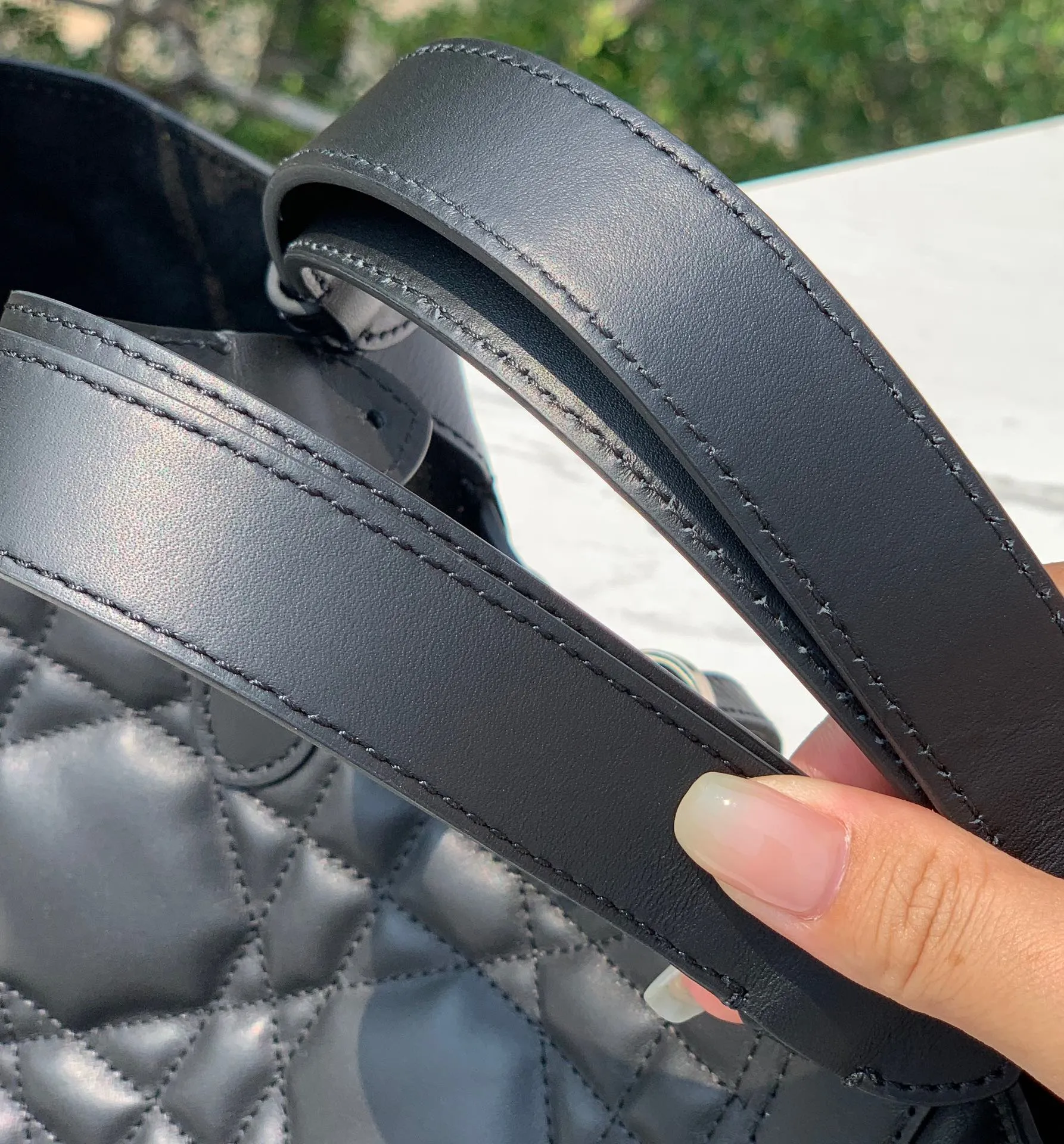 ❗️❗️❗️Free shipping with SF Express for year-end events❗️❗️❗️ 💰2000 Size: 28.5×21.5×19cm Hong Kong channel order! The medium-sized black DIOR Toujours shopping bag has already been carried by those with high fashion acumen. It is cooler than expected, and it has a sassy and lazy feeling. The familiar oversized cannage pattern and the customary CD buckle unbuckle in recent years have transformed from a square bag into a large tote bag, which is really amazing👍👍👍 It is very easy to carry at first glance. It is suitable for daily commuting to the gym. It also has a built-in small leather bag, which is detachable and can be used alone! The key point is that the length can be adjusted on the wrist, and it can be carried under the armpit. This detail is so attractive. It will no longer get stuck under the armpit and make you feel uncomfortable. This one will take you to kill all directions. It is not subject to any style restrictions. This season's blockbuster hit, what are you waiting for?