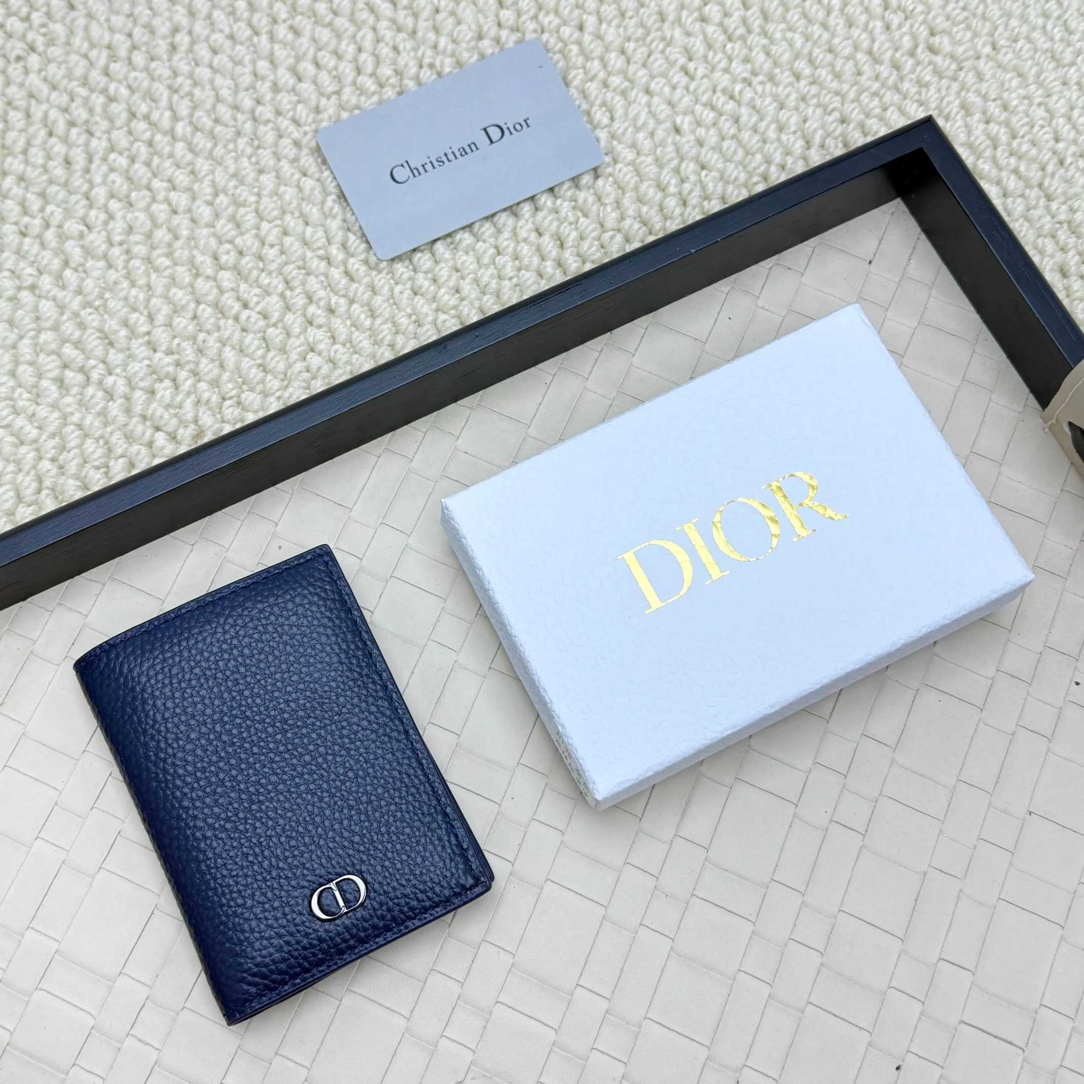 💰120💋Dior’s new bi-fold card holder is an elegant accessory that showcases Dior’s exquisite craftsmanship. Crafted from black inlaid grained calfskin, this card holder is detailed with beige and black Oblique print fabric details that accentuate the classic saddle silhouette. There are three card slots on each side and two compartments for storing bills and cash. Elegantly styled with a metal-clad brass Dior signature on the front, it fits easily into any pocket. Style number: H138 Size: 8.2*11.2cm