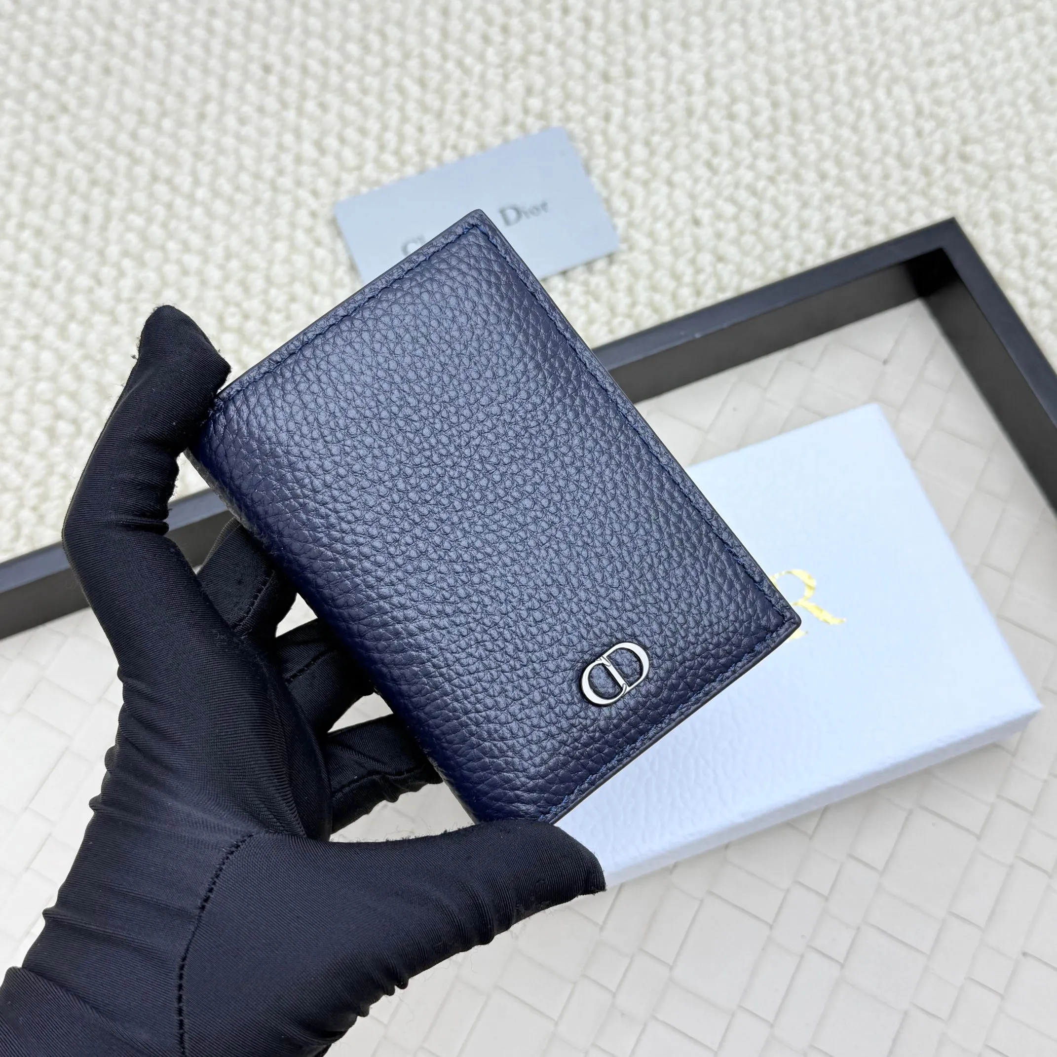 💰120💋Dior’s new bi-fold card holder is an elegant accessory that showcases Dior’s exquisite craftsmanship. Crafted from black inlaid grained calfskin, this card holder is detailed with beige and black Oblique print fabric details that accentuate the classic saddle silhouette. There are three card slots on each side and two compartments for storing bills and cash. Elegantly styled with a metal-clad brass Dior signature on the front, it fits easily into any pocket. Style number: H138 Size: 8.2*11.2cm