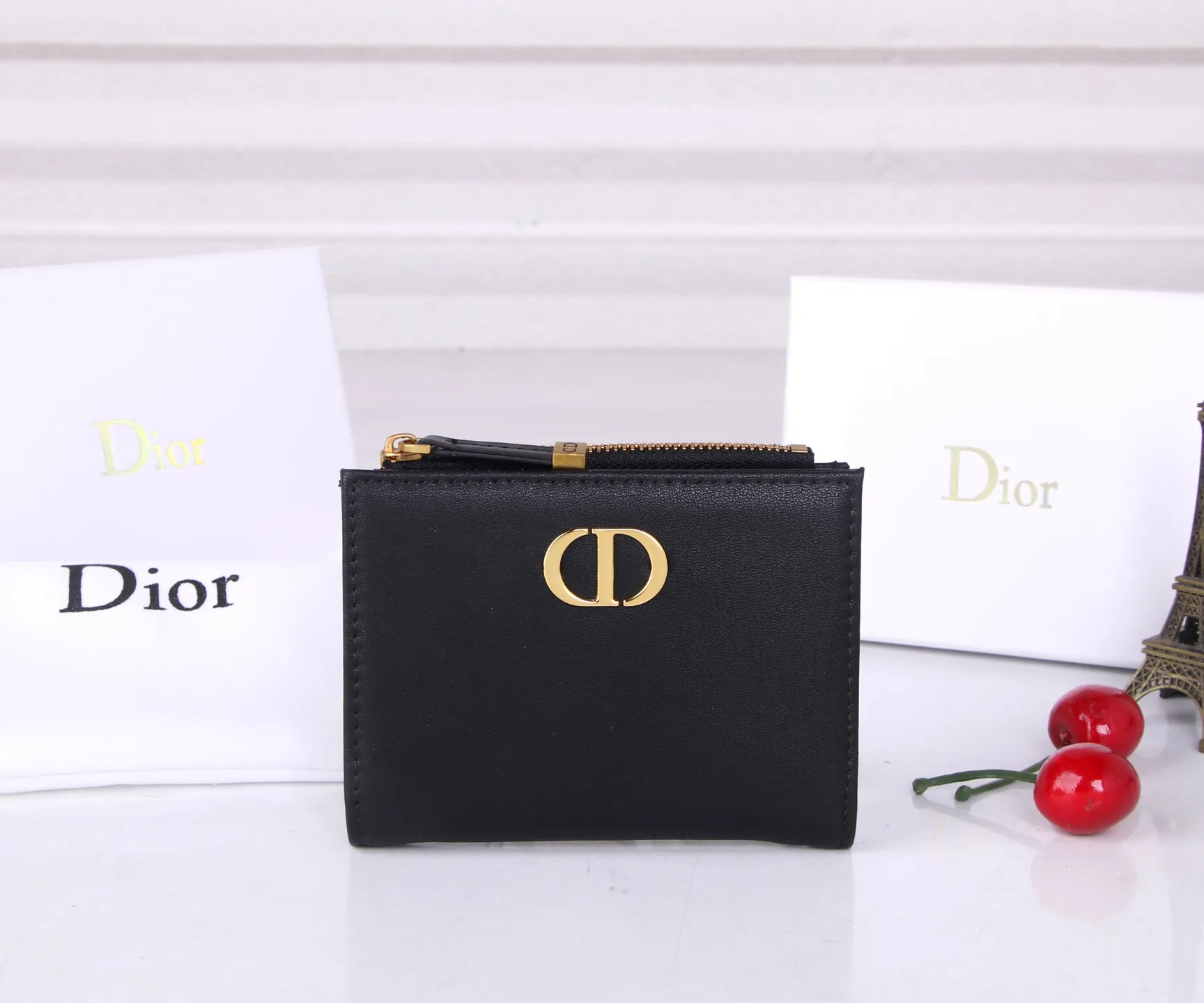 💰P170 Style No.: 3017-1 Brand: Dior Color: Black Size: 11.5*9*2 Description: The latest styles from Dior counters are now available! Made of imported PVC with calfskin, the workmanship is exquisite, comparable to that of counters! Multifunctional small wallet, super practical! D28