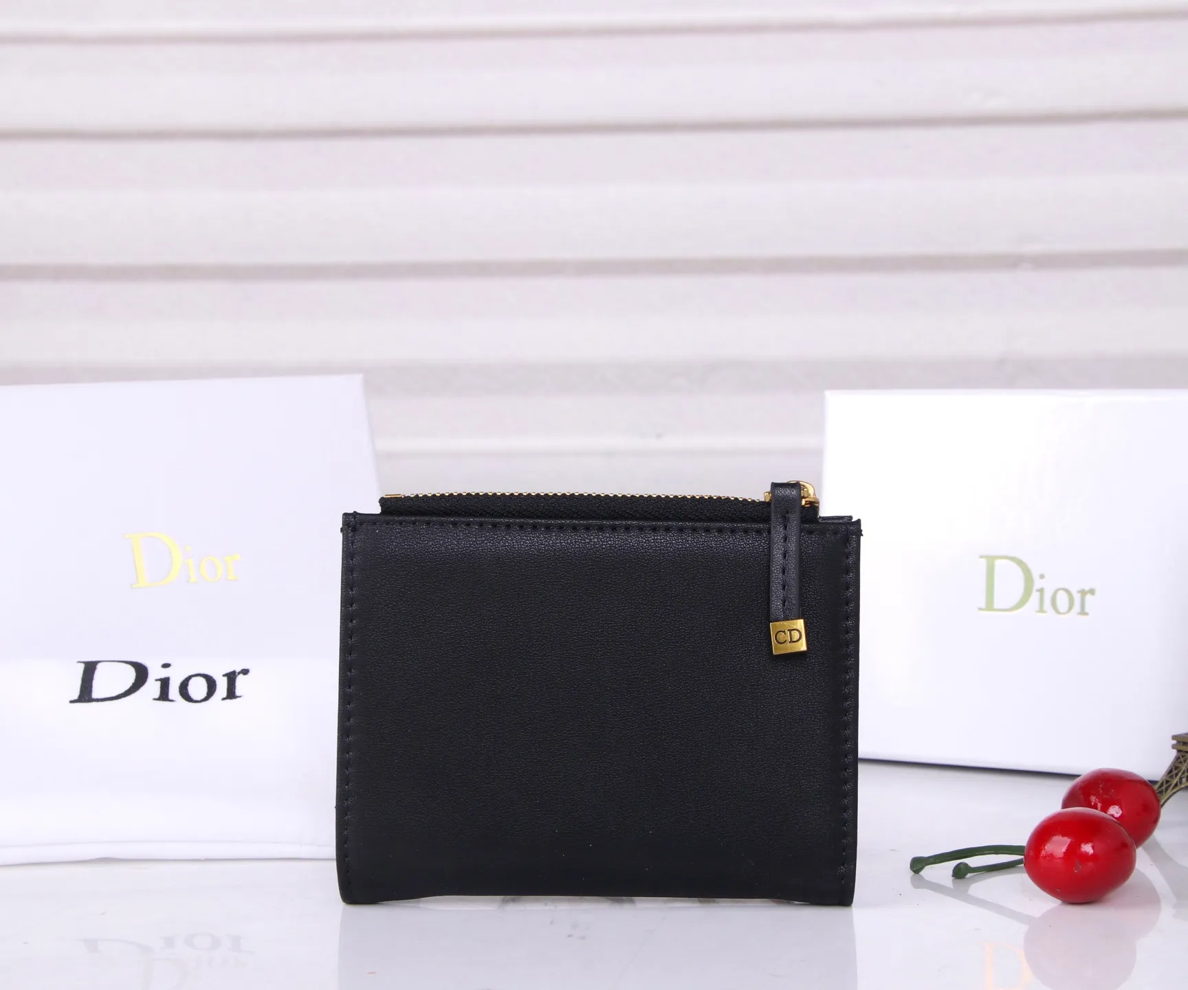 💰P170 Style No.: 3017-1 Brand: Dior Color: Black Size: 11.5*9*2 Description: The latest styles from Dior counters are now available! Made of imported PVC with calfskin, the workmanship is exquisite, comparable to that of counters! Multifunctional small wallet, super practical! D28
