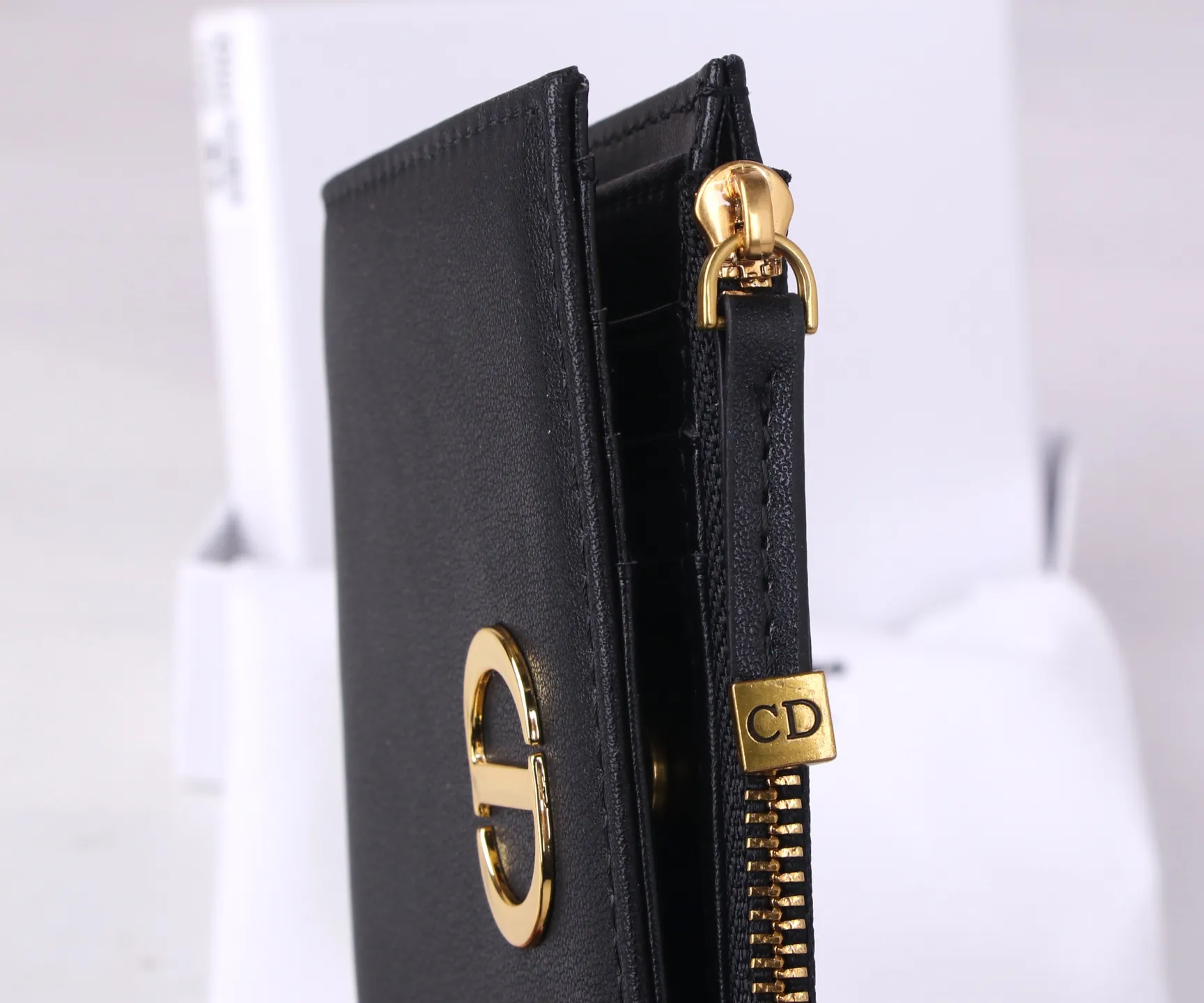 💰P170 Style No.: 3017-1 Brand: Dior Color: Black Size: 11.5*9*2 Description: The latest styles from Dior counters are now available! Made of imported PVC with calfskin, the workmanship is exquisite, comparable to that of counters! Multifunctional small wallet, super practical! D28