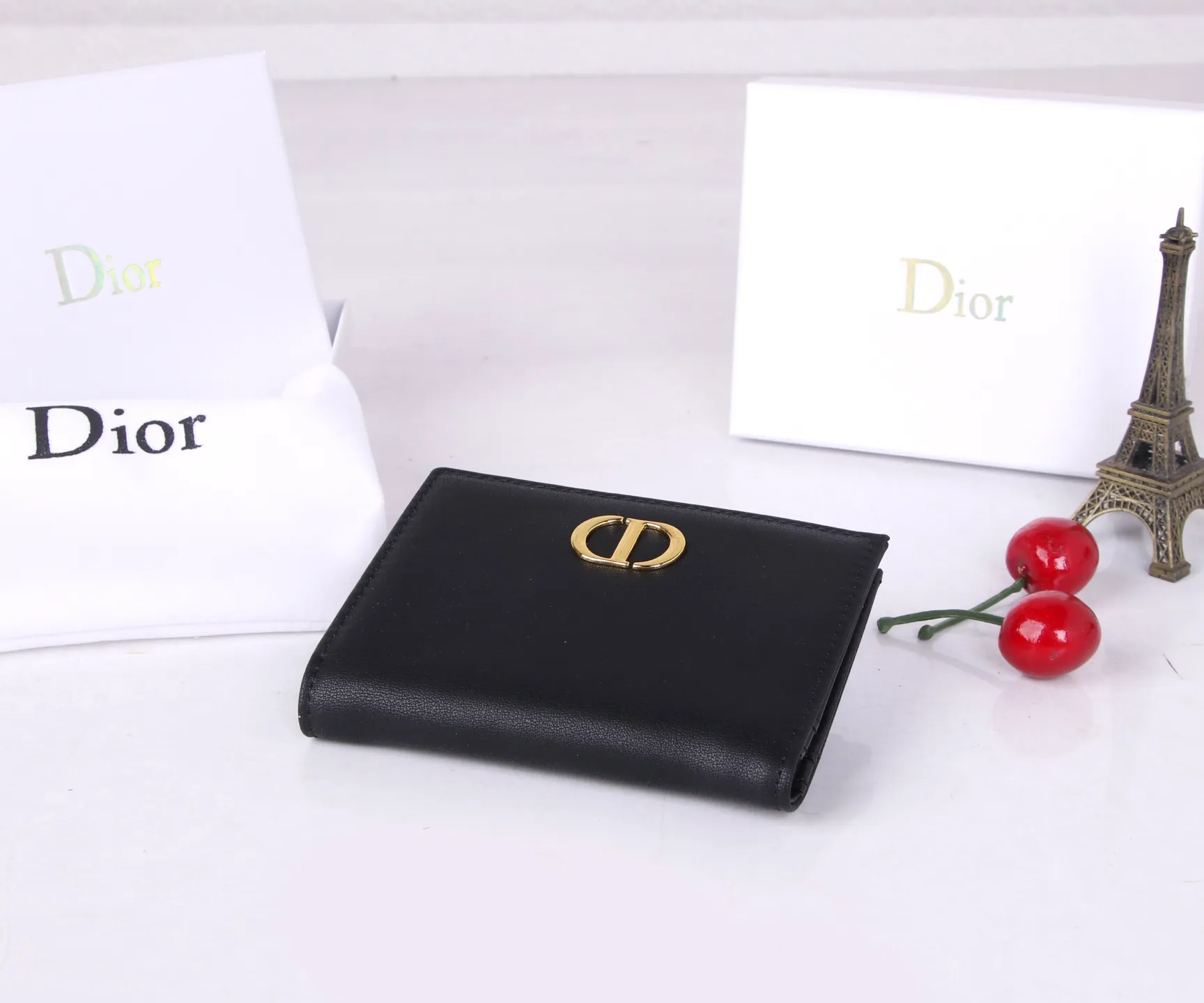 💰P170 Style No.: 3017-1 Brand: Dior Color: Black Size: 11.5*9*2 Description: The latest styles from Dior counters are now available! Made of imported PVC with calfskin, the workmanship is exquisite, comparable to that of counters! Multifunctional small wallet, super practical! D28