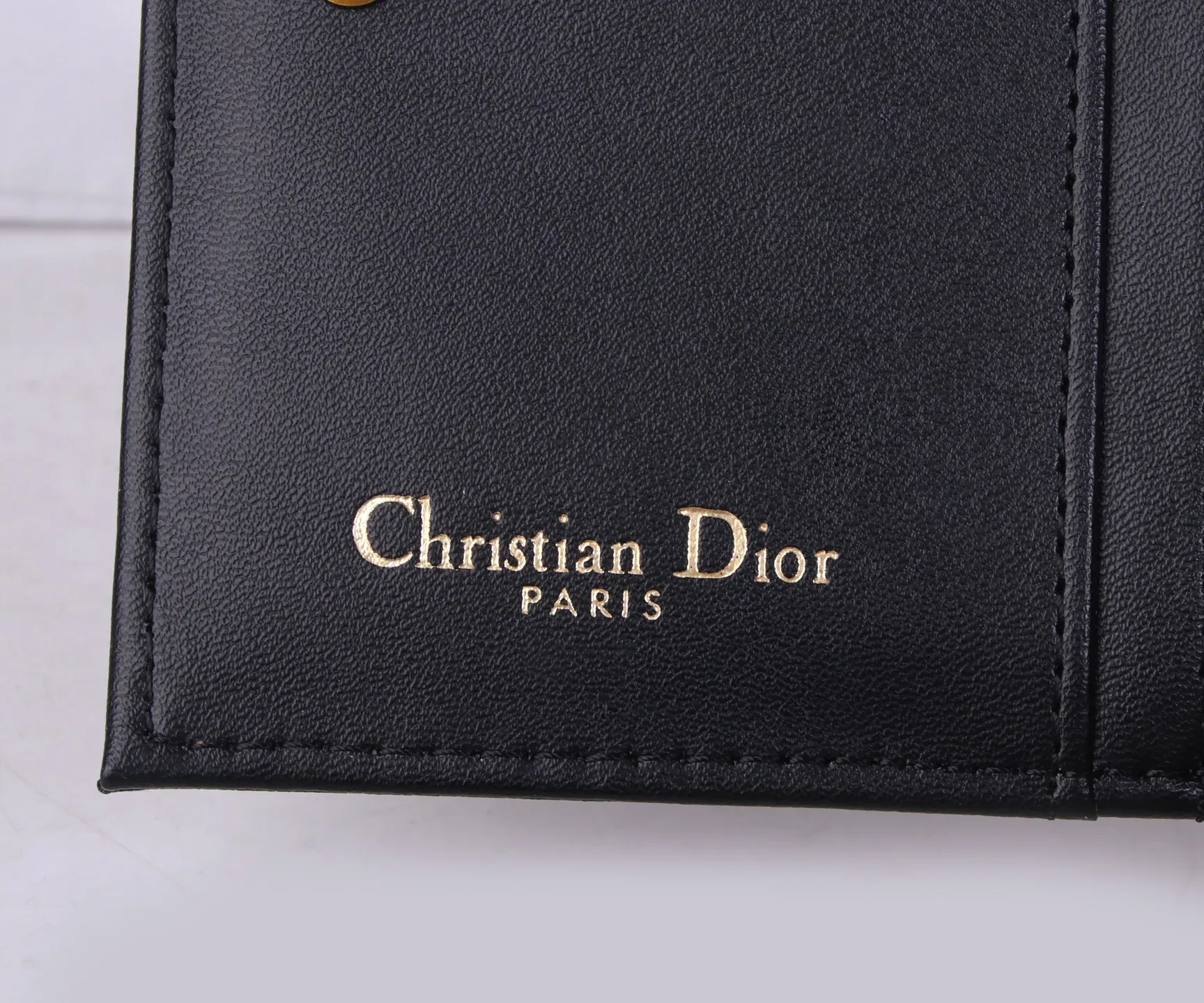 💰P170 Style No.: 3017-1 Brand: Dior Color: Black Size: 11.5*9*2 Description: The latest styles from Dior counters are now available! Made of imported PVC with calfskin, the workmanship is exquisite, comparable to that of counters! Multifunctional small wallet, super practical! D28