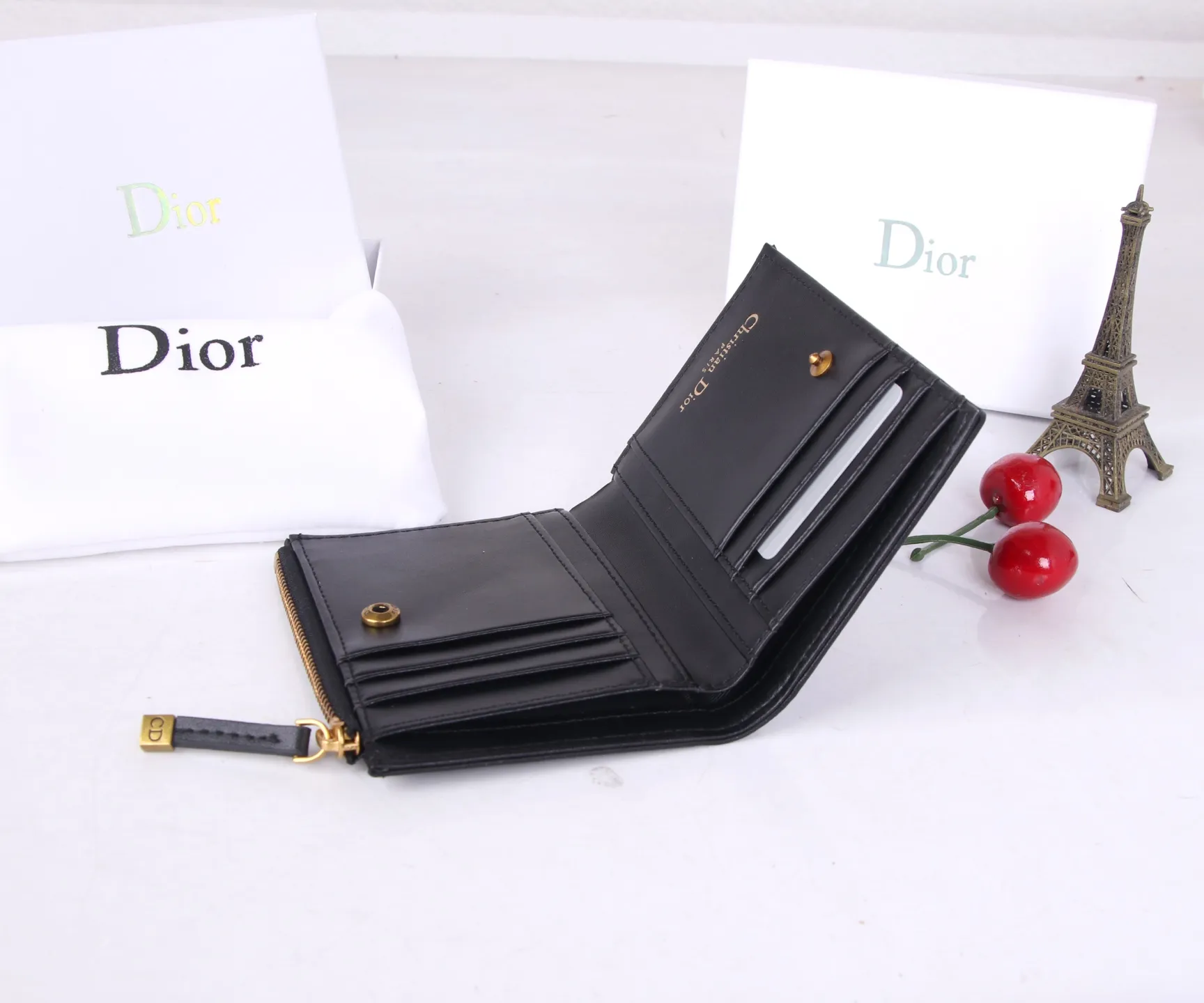 💰P170 Style No.: 3017-1 Brand: Dior Color: Black Size: 11.5*9*2 Description: The latest styles from Dior counters are now available! Made of imported PVC with calfskin, the workmanship is exquisite, comparable to that of counters! Multifunctional small wallet, super practical! D28