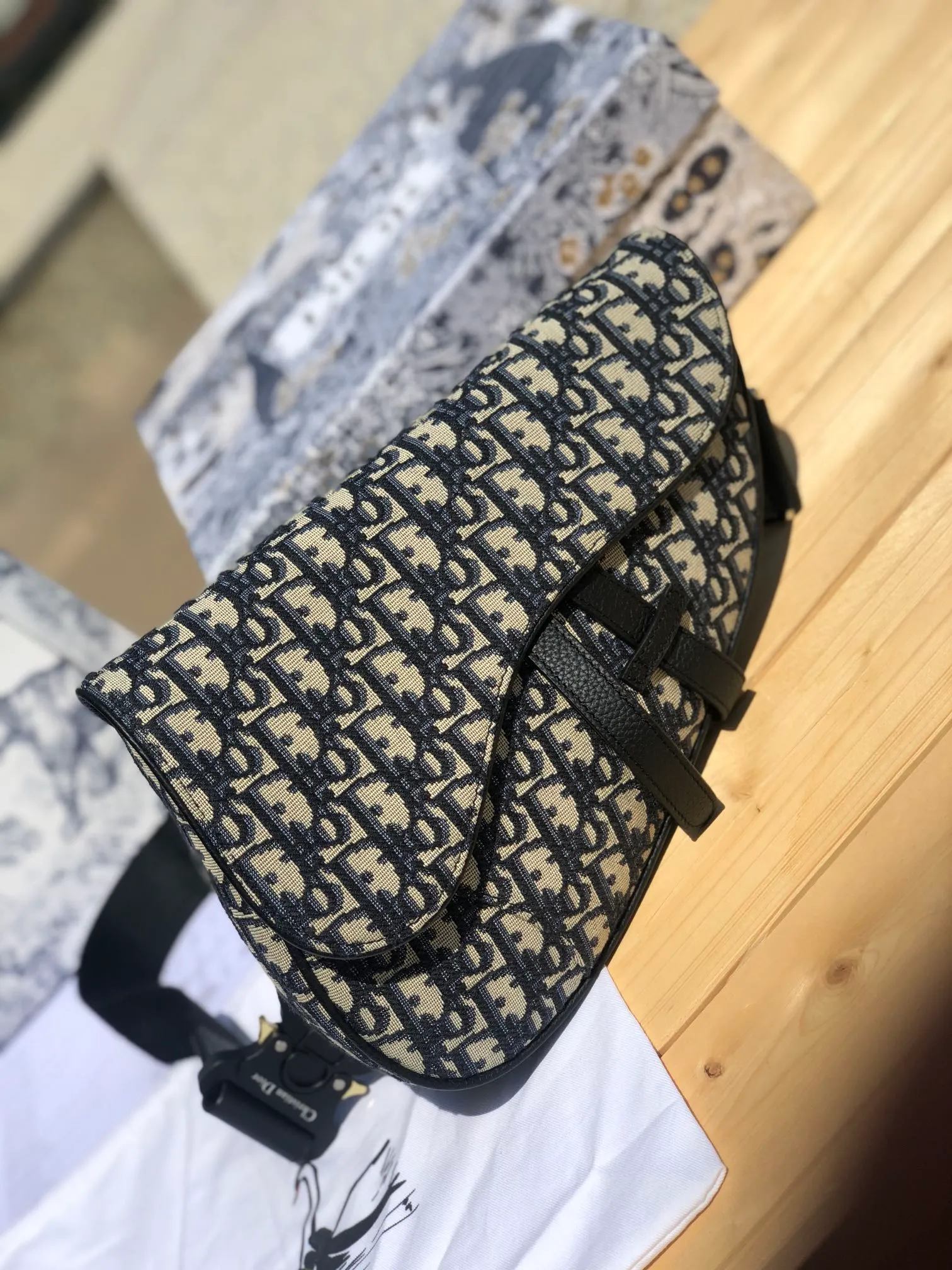 ❗️❗️❗️Free shipping with SF Express for year-end events❗️❗️❗️💰1500 Size: 26×19×4.5cm Dior overseas channel resources specialize in men’s saddle waist bag❗️This Dior saddle bag is decorated with the iconic beige and black Oblique print, highlighting its unique temperament. Continuing the iconic style design, it is equipped with a magnetic flap and hidden zipper closure, which can safely store various daily necessities. Comes with adjustable "Christian Dior" shoulder strap for shoulder or cross-body wear. Adjustable nylon "Christian Dior" signature "CD" aluminum buckle