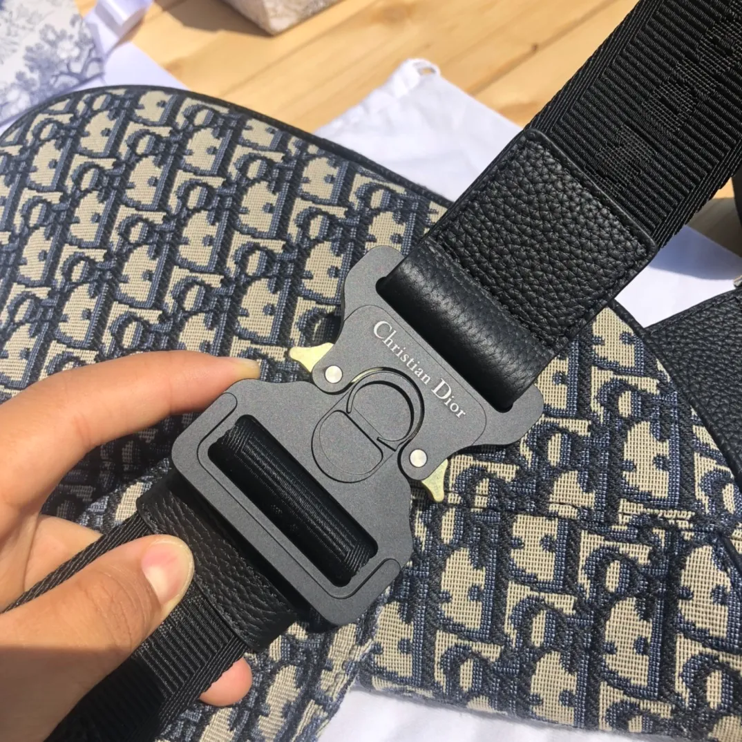 ❗️❗️❗️Free shipping with SF Express for year-end events❗️❗️❗️💰1500 Size: 26×19×4.5cm Dior overseas channel resources specialize in men’s saddle waist bag❗️This Dior saddle bag is decorated with the iconic beige and black Oblique print, highlighting its unique temperament. Continuing the iconic style design, it is equipped with a magnetic flap and hidden zipper closure, which can safely store various daily necessities. Comes with adjustable "Christian Dior" shoulder strap for shoulder or cross-body wear. Adjustable nylon "Christian Dior" signature "CD" aluminum buckle