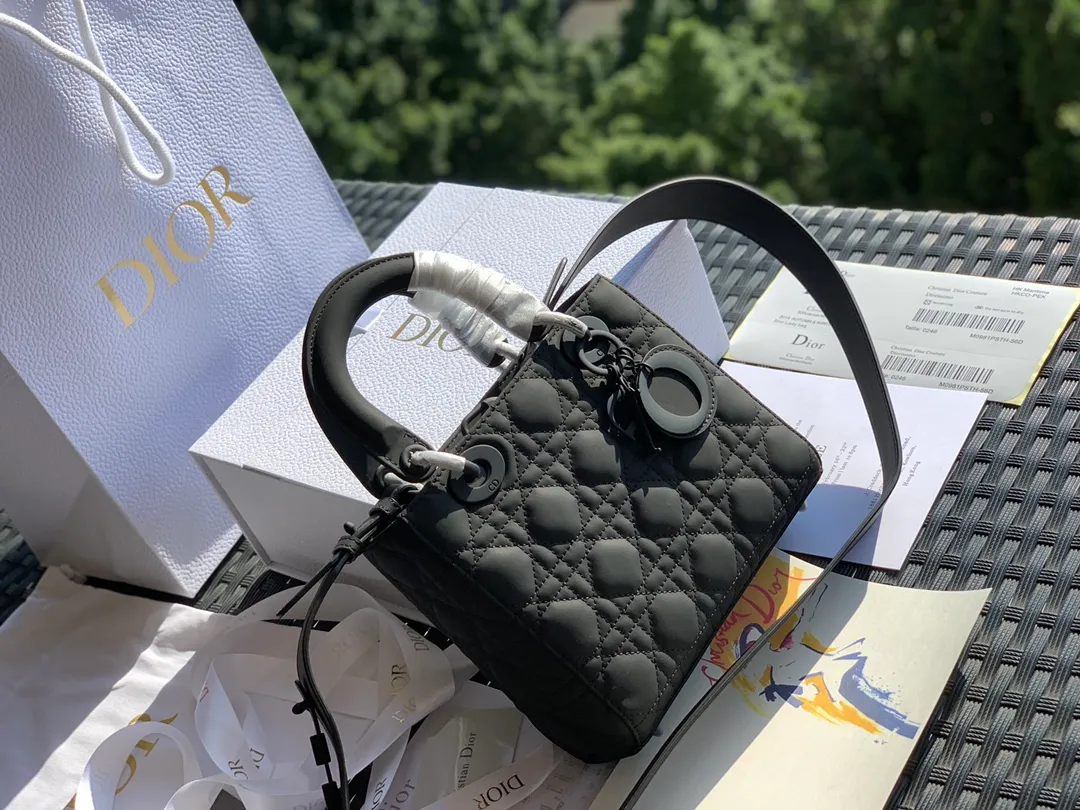 Top upgraded version 💰2000 Size 20x16.5x8CM If you want a larger capacity, you can choose the new Princess Diana bag 4 compartments frosted leather! ! Whether indoors or outdoors, the lighting is full of luxury! Compared with the old version of embroidery or patent leather, it is no more difficult to match! Hand-held directly from the elegant lady herself! Products from overseas original factory channels, European imported calfskin matte texture, original hardware paint process, classic seaming rhombus process, all details are consistent with the counter standard! Quality is trustworthy!
