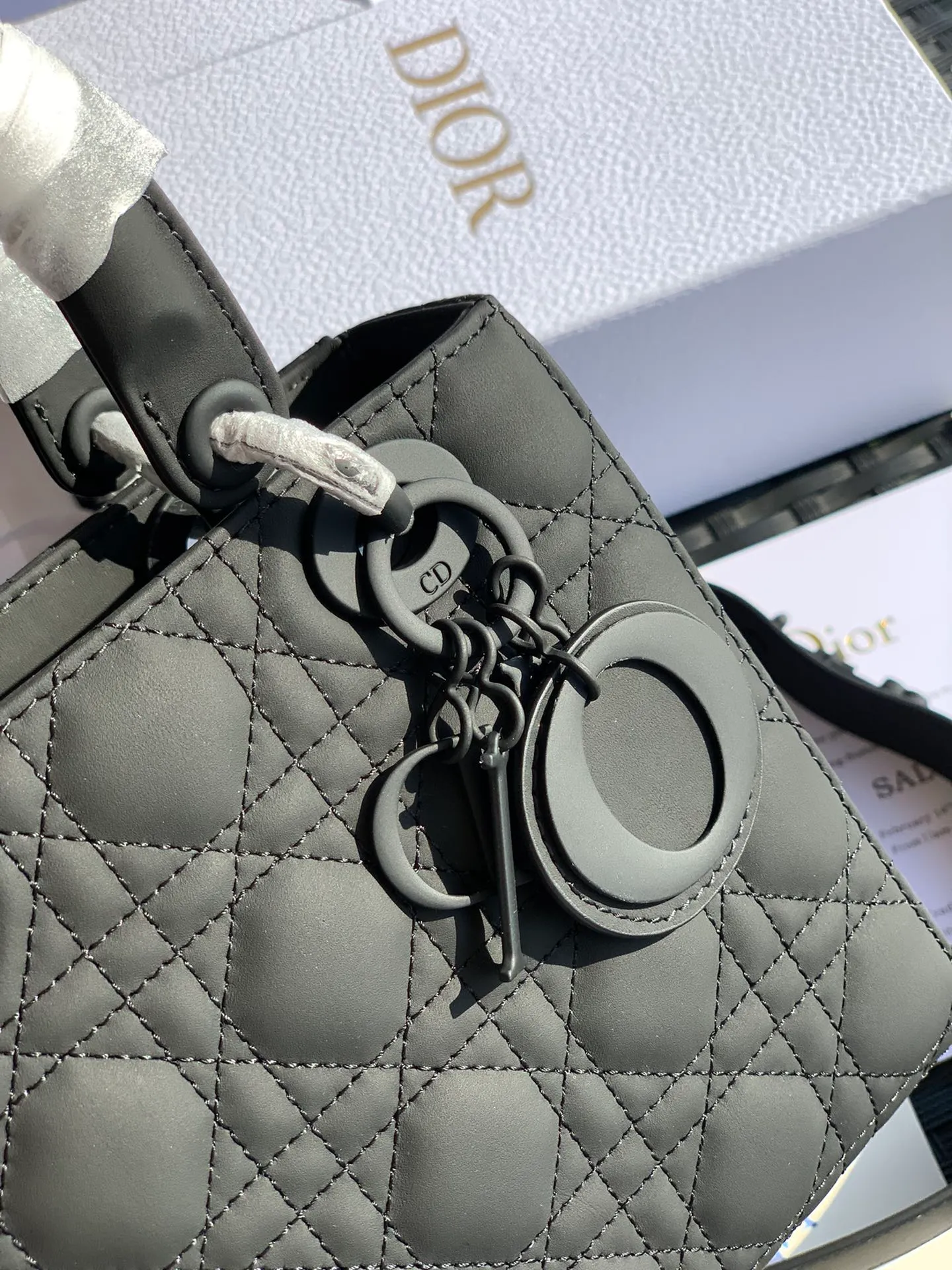 Top upgraded version 💰2000 Size 20x16.5x8CM If you want a larger capacity, you can choose the new Princess Diana bag 4 compartments frosted leather! ! Whether indoors or outdoors, the lighting is full of luxury! Compared with the old version of embroidery or patent leather, it is no more difficult to match! Hand-held directly from the elegant lady herself! Products from overseas original factory channels, European imported calfskin matte texture, original hardware paint process, classic seaming rhombus process, all details are consistent with the counter standard! Quality is trustworthy!