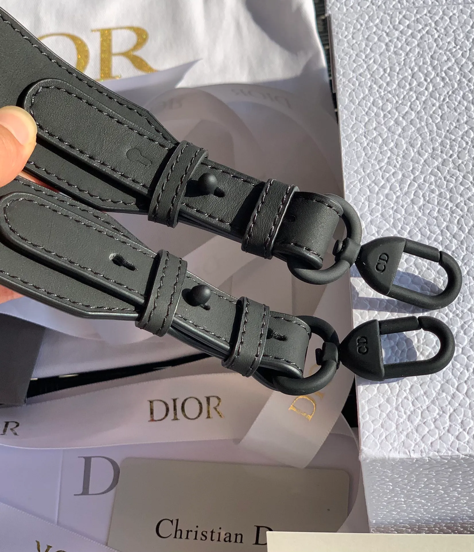 Top upgraded version 💰2000 Size 20x16.5x8CM If you want a larger capacity, you can choose the new Princess Diana bag 4 compartments frosted leather! ! Whether indoors or outdoors, the lighting is full of luxury! Compared with the old version of embroidery or patent leather, it is no more difficult to match! Hand-held directly from the elegant lady herself! Products from overseas original factory channels, European imported calfskin matte texture, original hardware paint process, classic seaming rhombus process, all details are consistent with the counter standard! Quality is trustworthy!