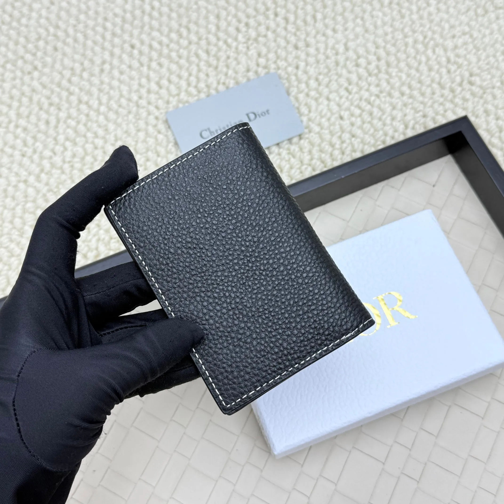 💰120💋Dior’s new bi-fold card holder is an elegant accessory that showcases Dior’s exquisite craftsmanship. Crafted from black inlaid grained calfskin, this card holder is detailed with beige and black Oblique print fabric details that accentuate the classic saddle silhouette. There are three card slots on each side and two compartments for storing bills and cash. Elegantly styled with a metal-clad brass Dior signature on the front, it fits easily into any pocket. Style number: H138 Size: 8.2*11.2cm