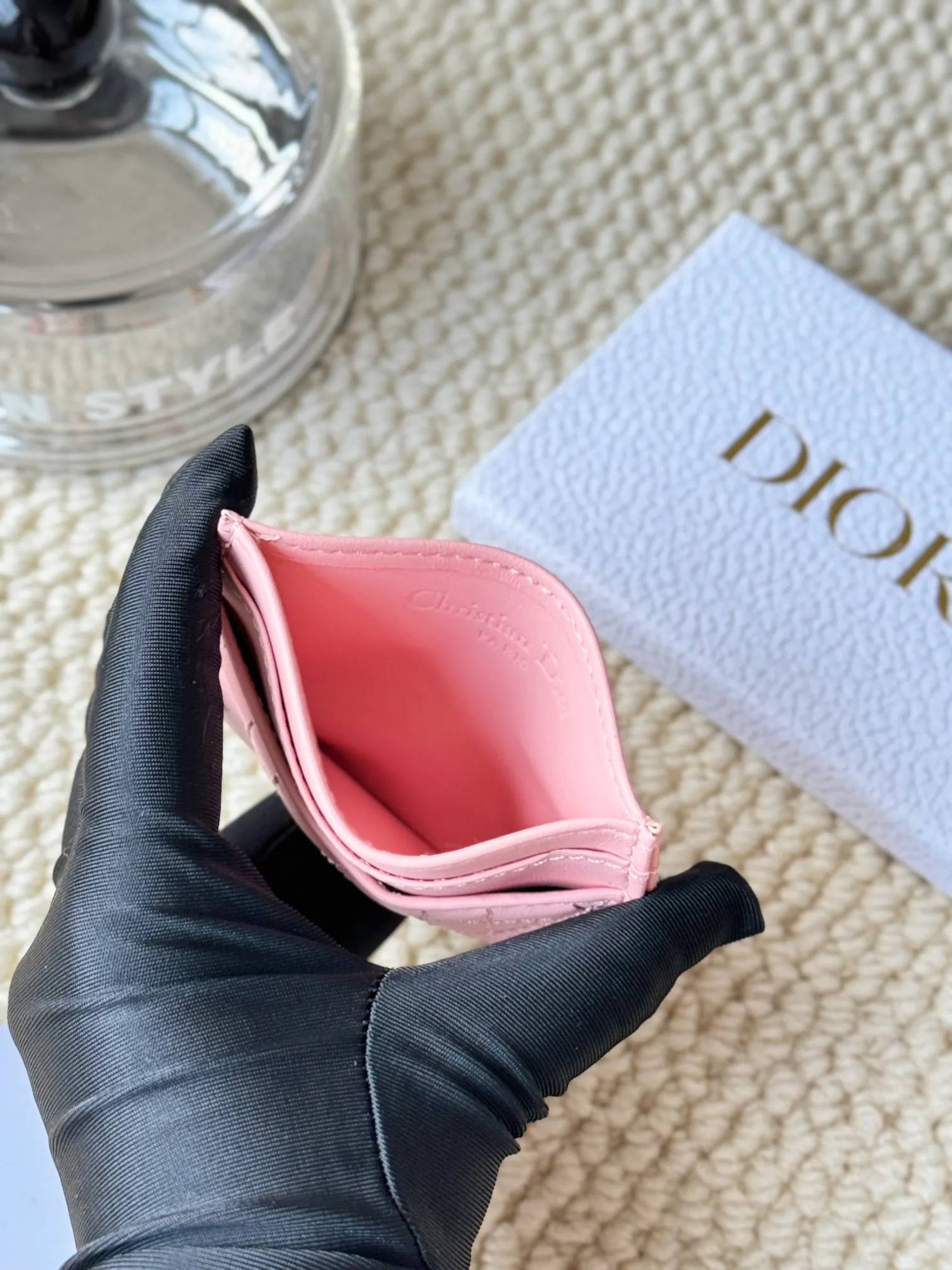 💰110LadyDior Sheepskin No.: S0974OVRB M81B T Lady Dior five-compartment card holder Product description: The color is as shown in the picture. This Lady Dior five-compartment card holder is new this season, elegant and practical. Crafted from cloudy blue patent cow leather, decorated with cannage pattern topstitching and embellished with a removable D.I.O.R. charm. Elegant and sophisticated, it has five card slots, suitable for various occasions, and can be combined with other Lady Dior