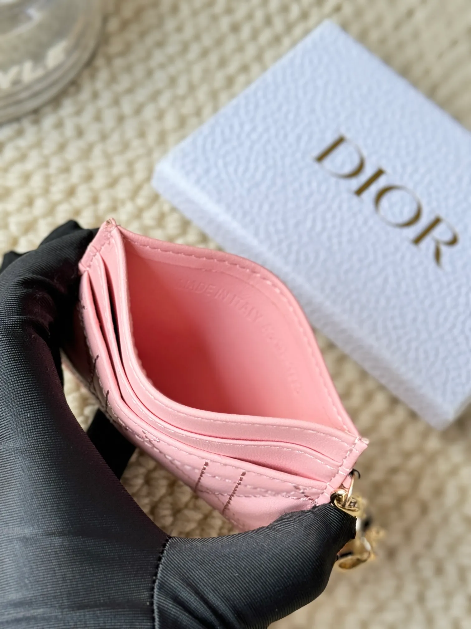 💰110LadyDior Sheepskin No.: S0974OVRB M81B T Lady Dior five-compartment card holder Product description: The color is as shown in the picture. This Lady Dior five-compartment card holder is new this season, elegant and practical. Crafted from cloudy blue patent cow leather, decorated with cannage pattern topstitching and embellished with a removable D.I.O.R. charm. Elegant and sophisticated, it has five card slots, suitable for various occasions, and can be combined with other Lady Dior