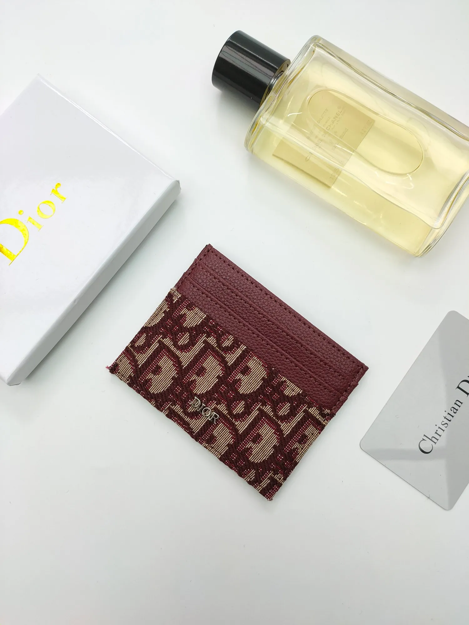 ￥90 [Rose] This Dior card holder is elegant and refined 😍 Carefully made of Dior jacquard fabric and cowhide [strong] decorated with Oblique print. There are 3 card slots on each side and 1 card slot on the top, which is exquisite and exquisite in shape. Style number: C135 Size: 10*8cm