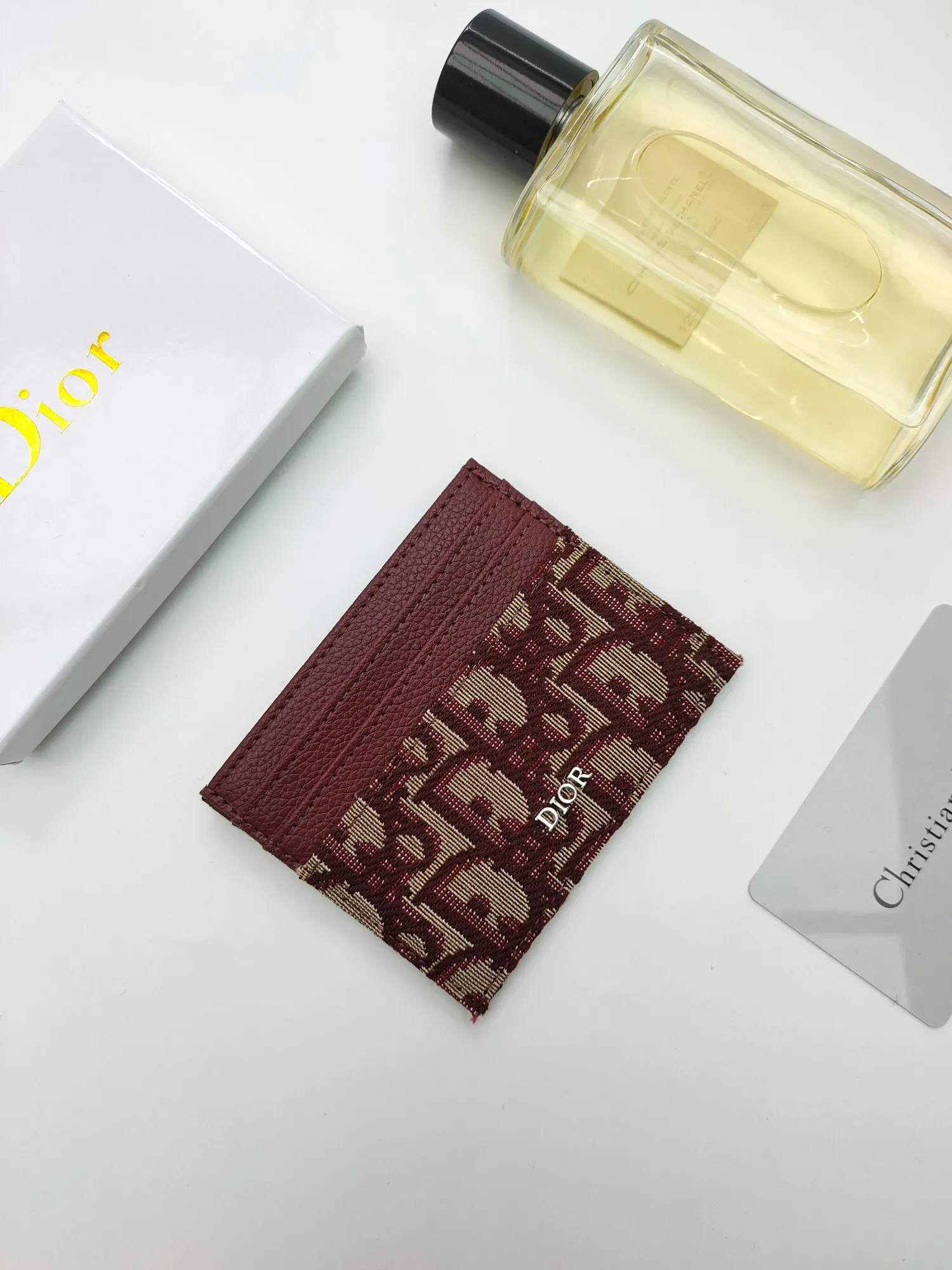 ￥90 [Rose] This Dior card holder is elegant and refined 😍 Carefully made of Dior jacquard fabric and cowhide [strong] decorated with Oblique print. There are 3 card slots on each side and 1 card slot on the top, which is exquisite and exquisite in shape. Style number: C135 Size: 10*8cm