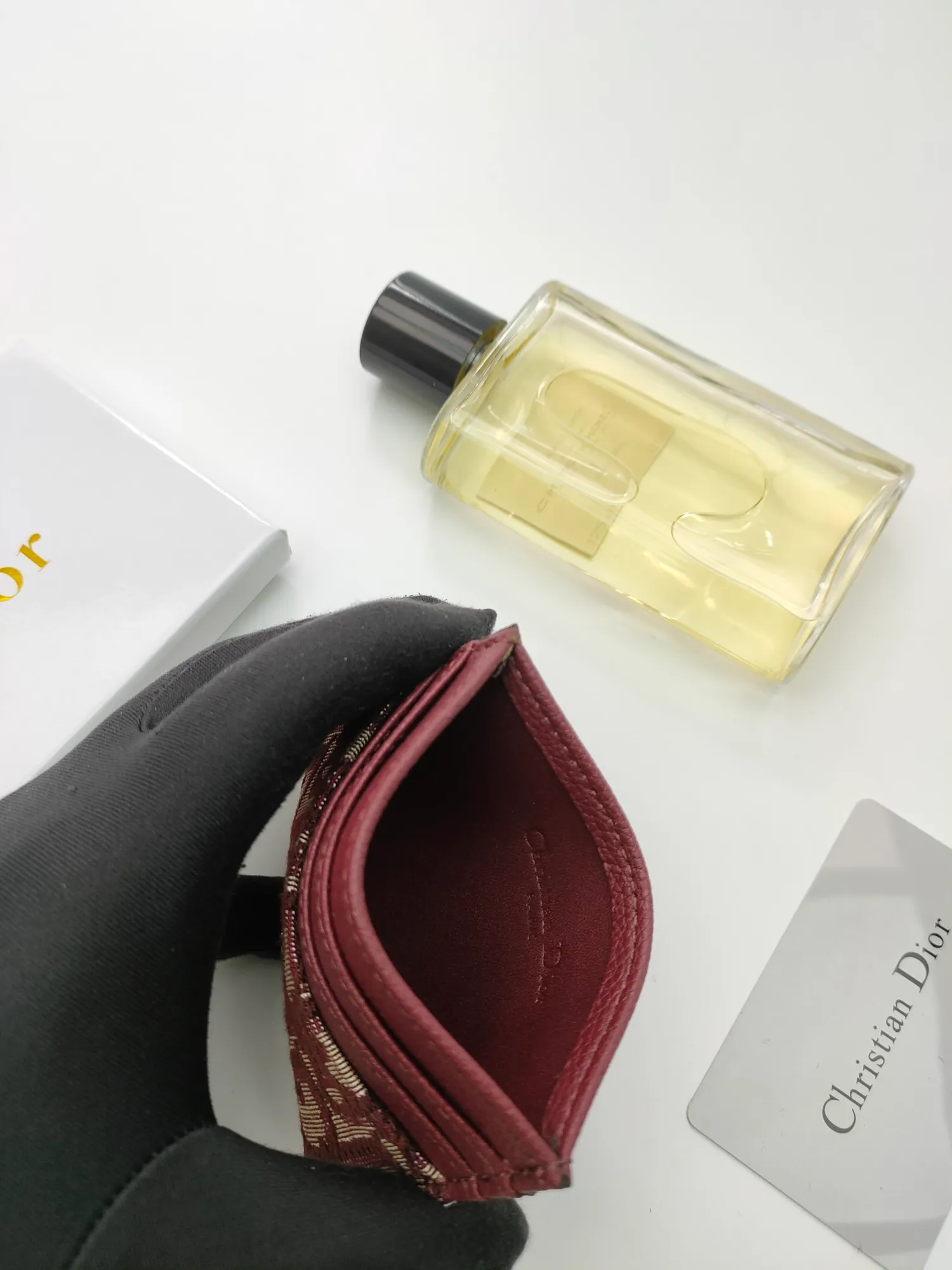 ￥90 [Rose] This Dior card holder is elegant and refined 😍 Carefully made of Dior jacquard fabric and cowhide [strong] decorated with Oblique print. There are 3 card slots on each side and 1 card slot on the top, which is exquisite and exquisite in shape. Style number: C135 Size: 10*8cm