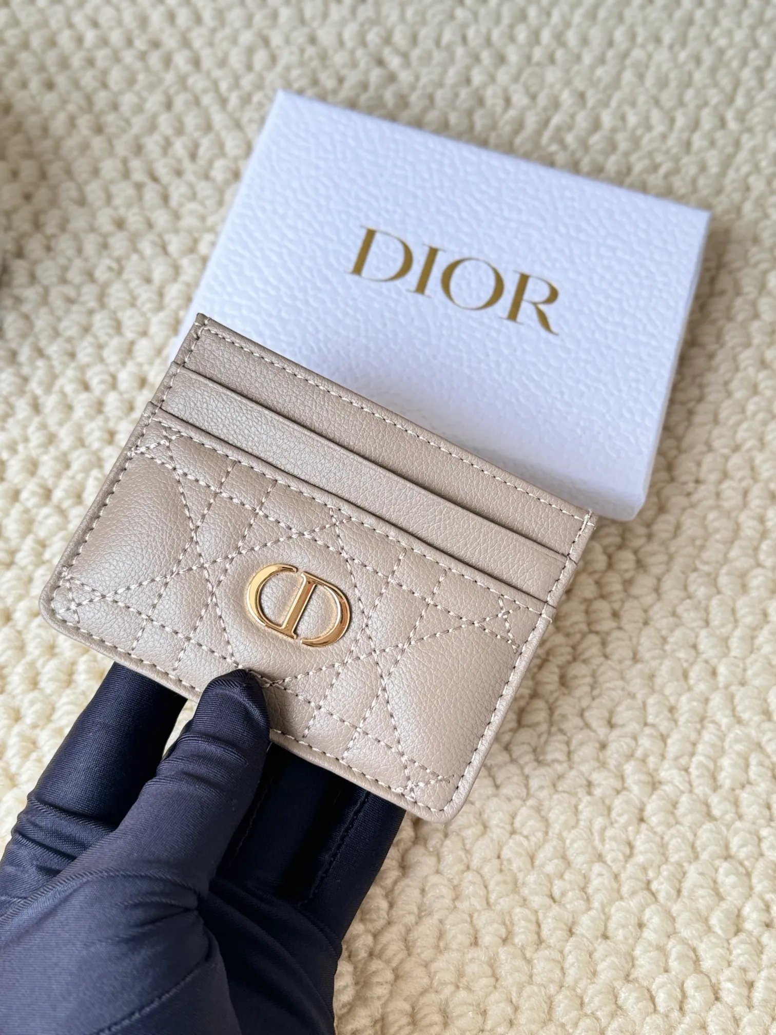 💰110 No.: S5130 Carefully crafted from soft cowhide, decorated with cannage pattern topstitching and embellished with the "CD" logo on the front. Elegant and sophisticated, it has five card slots and is suitable for various occasions. Size: 10.5*7.5cm Dior Caro five-compartment card holder is a new product this season, elegant and practical.