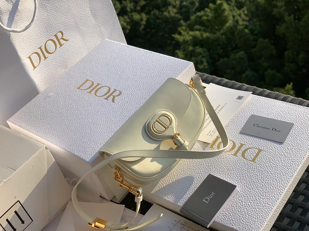 Top upgraded version 💰1560 Size: 22 x 13 x 5 CM milky white bobby underarm bag! Products from overseas channels, original raw materials, great texture! This Dior Bobby East-West crescent handbag is a new item this season. It is carefully made of milky white smooth cow leather. The suede lining adds a soft texture. I love it from the bag shape to the leather texture. The shoulder strap is detachable and can easily be used as a multi-purpose bag. It can be used as a shoulder bag, a cross-body bag, or a clutch bag. It is versatile with the concave shape. The style is as simple and high-end as ever, and it is simply a must-have for exquisite and elegant women!
