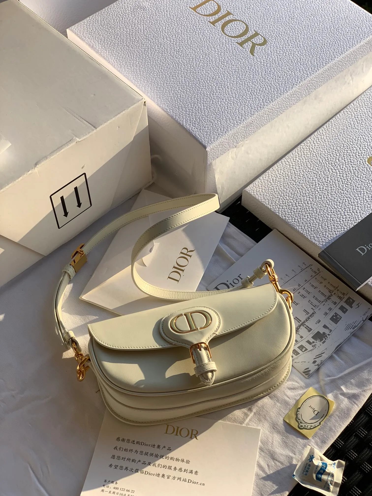 Top upgraded version 💰1560 Size: 22 x 13 x 5 CM milky white bobby underarm bag! Products from overseas channels, original raw materials, great texture! This Dior Bobby East-West crescent handbag is a new item this season. It is carefully made of milky white smooth cow leather. The suede lining adds a soft texture. I love it from the bag shape to the leather texture. The shoulder strap is detachable and can easily be used as a multi-purpose bag. It can be used as a shoulder bag, a cross-body bag, or a clutch bag. It is versatile with the concave shape. The style is as simple and high-end as ever, and it is simply a must-have for exquisite and elegant women!